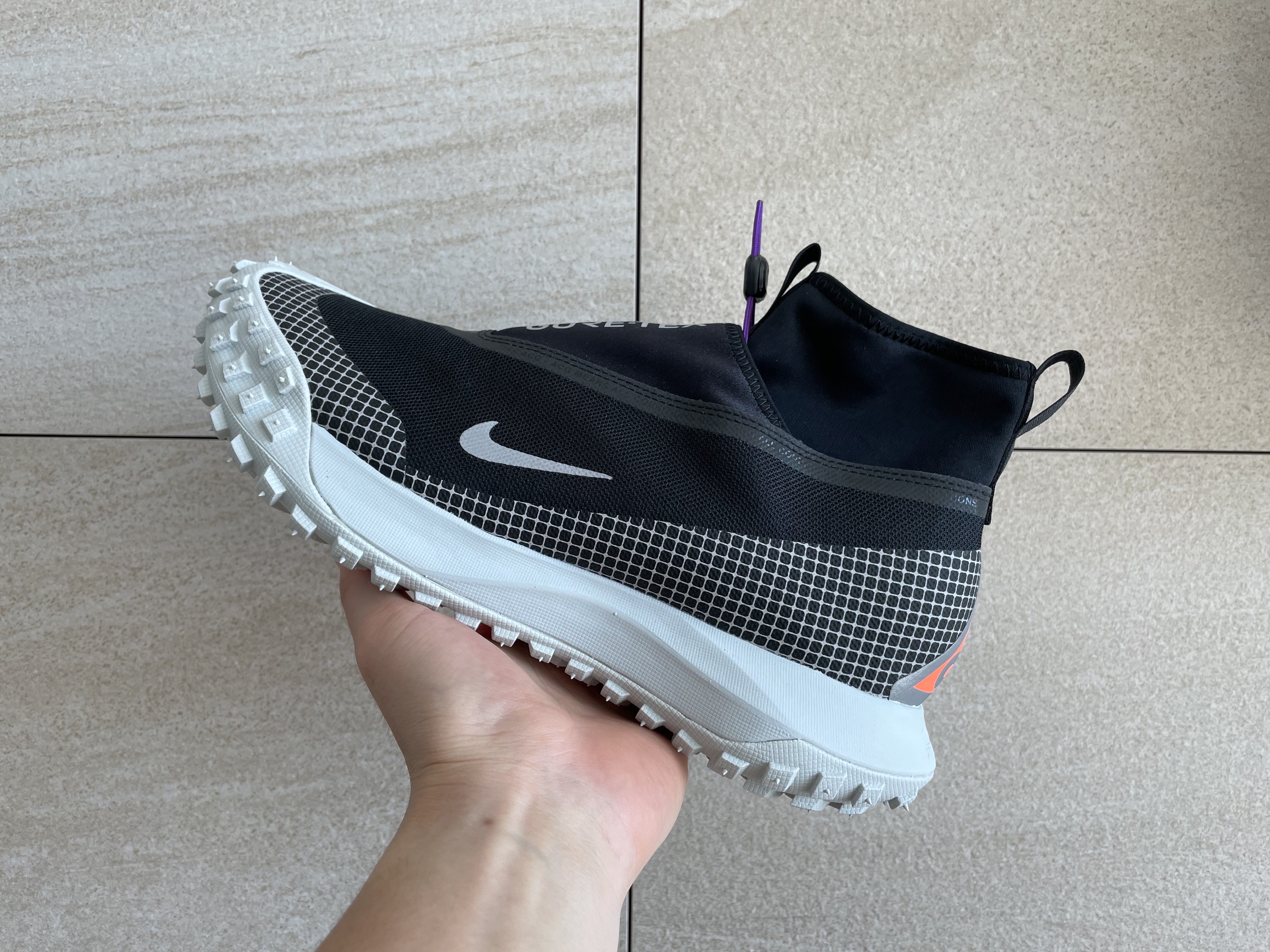 Nike ACG Mountain Fly Gore-Tex Metallic Silver 착용 스타일