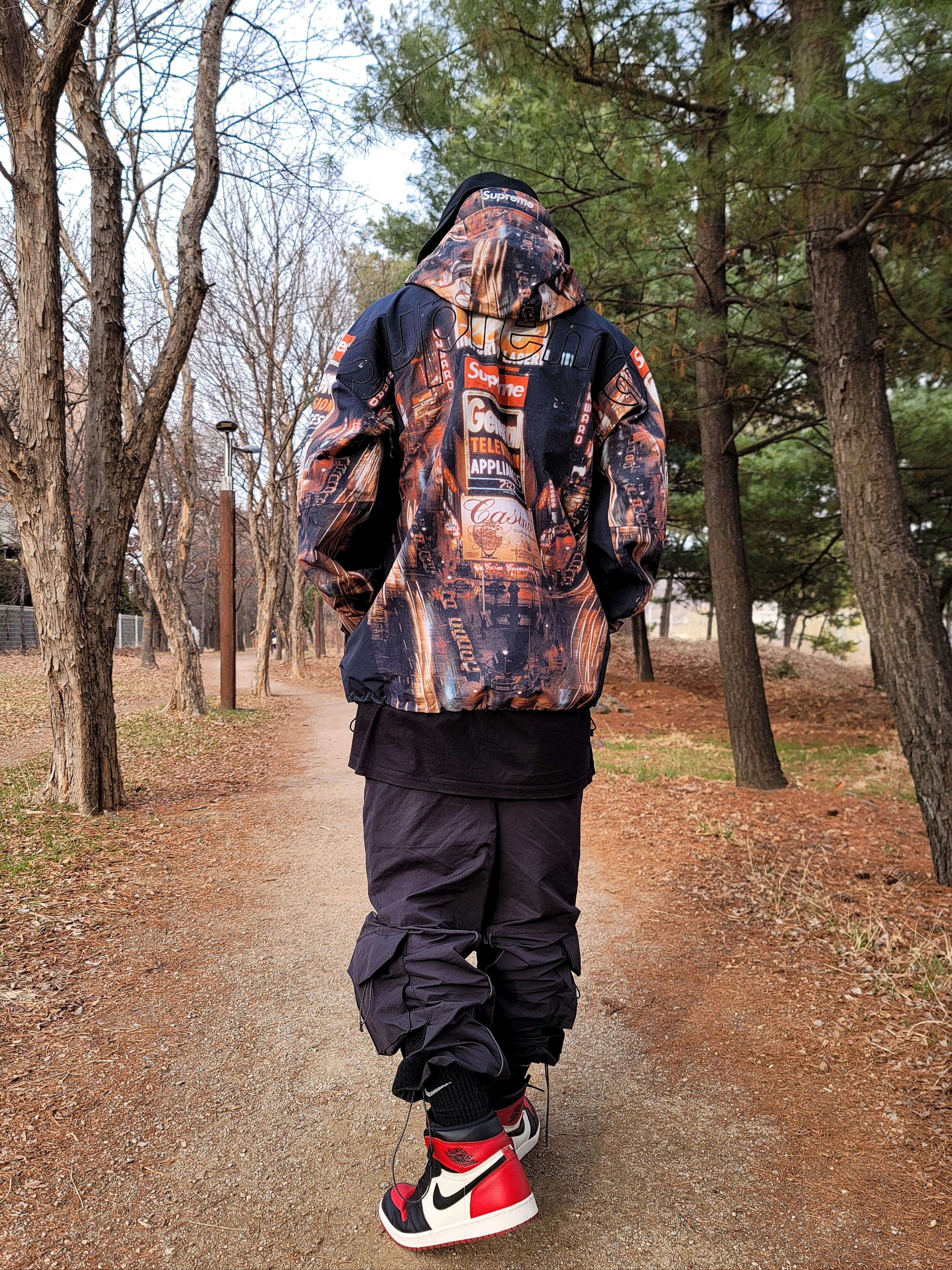 Supreme x The North Face Taped Seam Shell Jacket Times Square - 22FW, Jordan 1 Retro High OG Bred Toe 착용 스타일 - 2