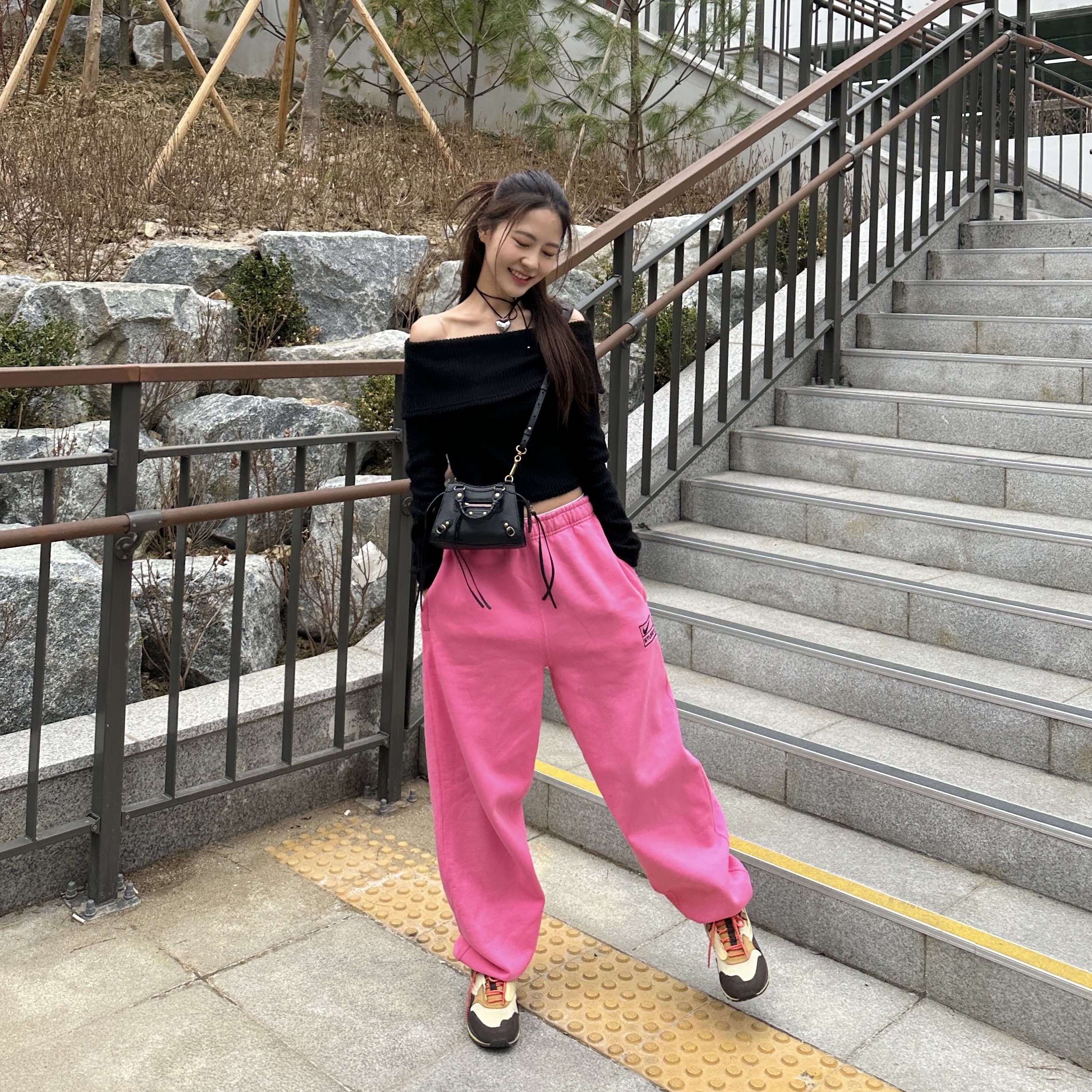 Nike x Travis Scott Air Max 1 Cact.us Brown, Dior Saddle Card Holder Blue Dior Oblique Jacquard 착용 스타일 - 3