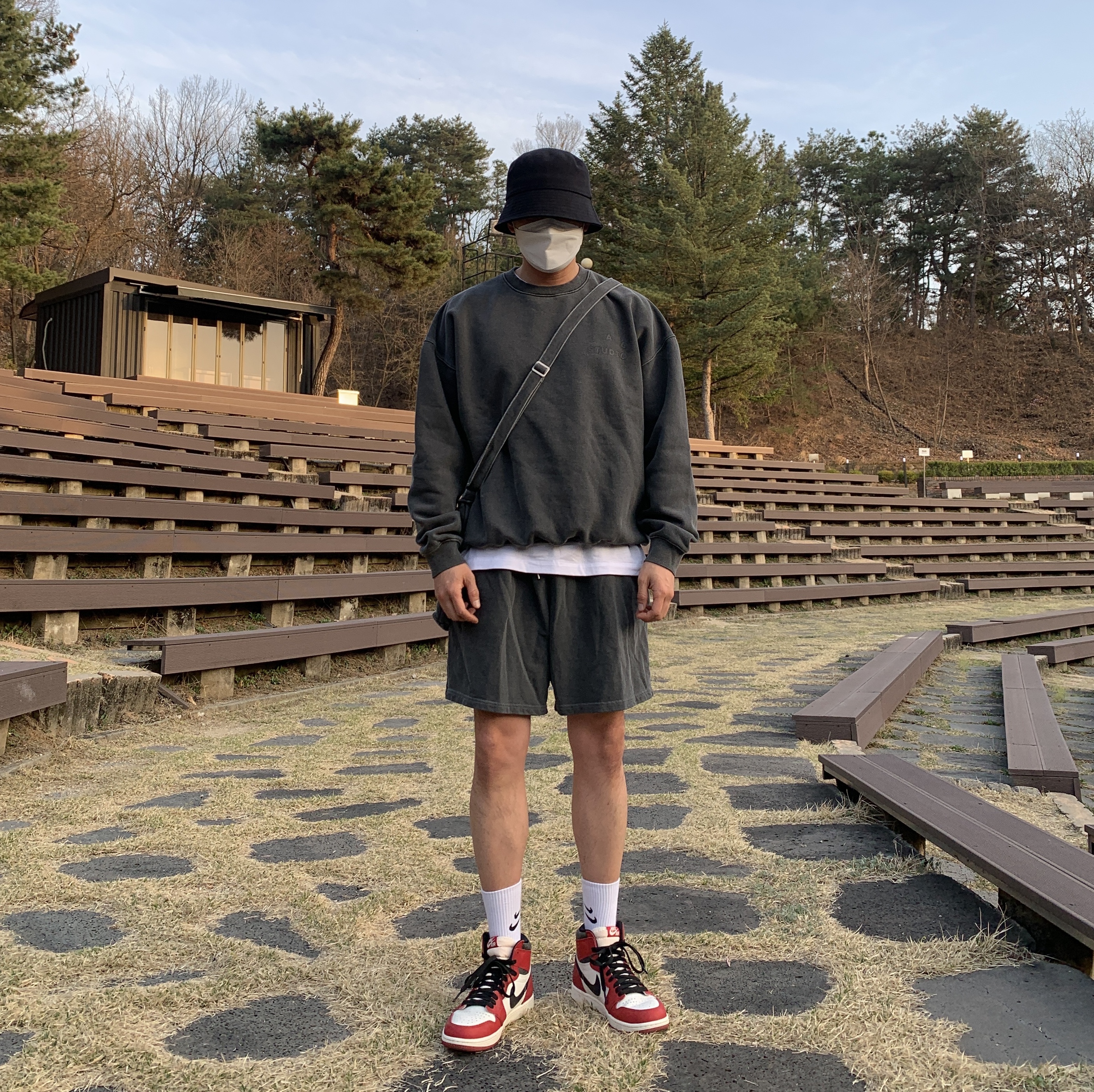 IAB Studio Pigment Sweatshirt & Mini Bag Black, Jordan 1 Retro High OG Chicago 2022 착용 스타일 - 1