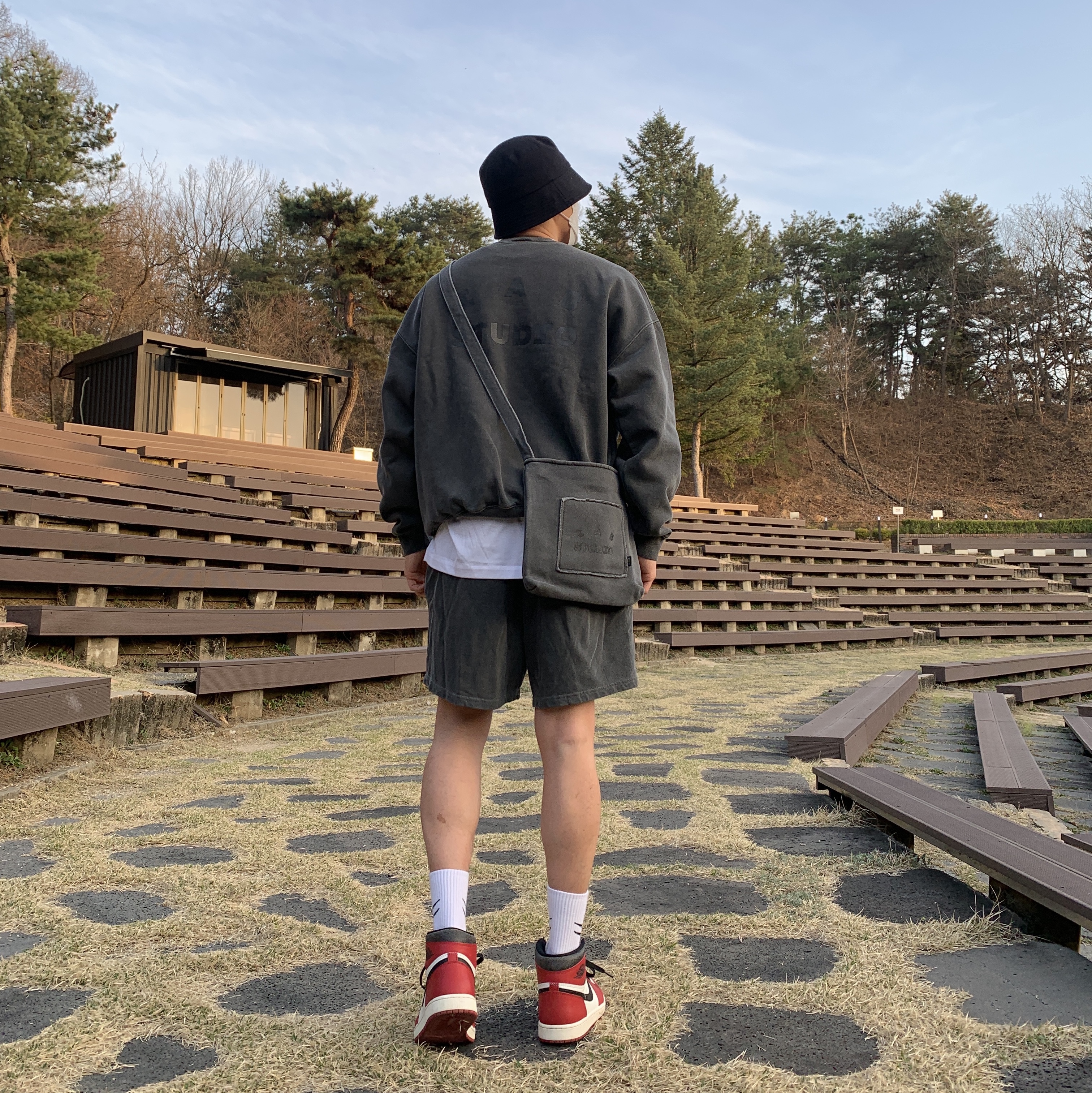 IAB Studio Pigment Sweatshirt & Mini Bag Black, Jordan 1 Retro High OG Chicago 2022 착용 스타일 - 3