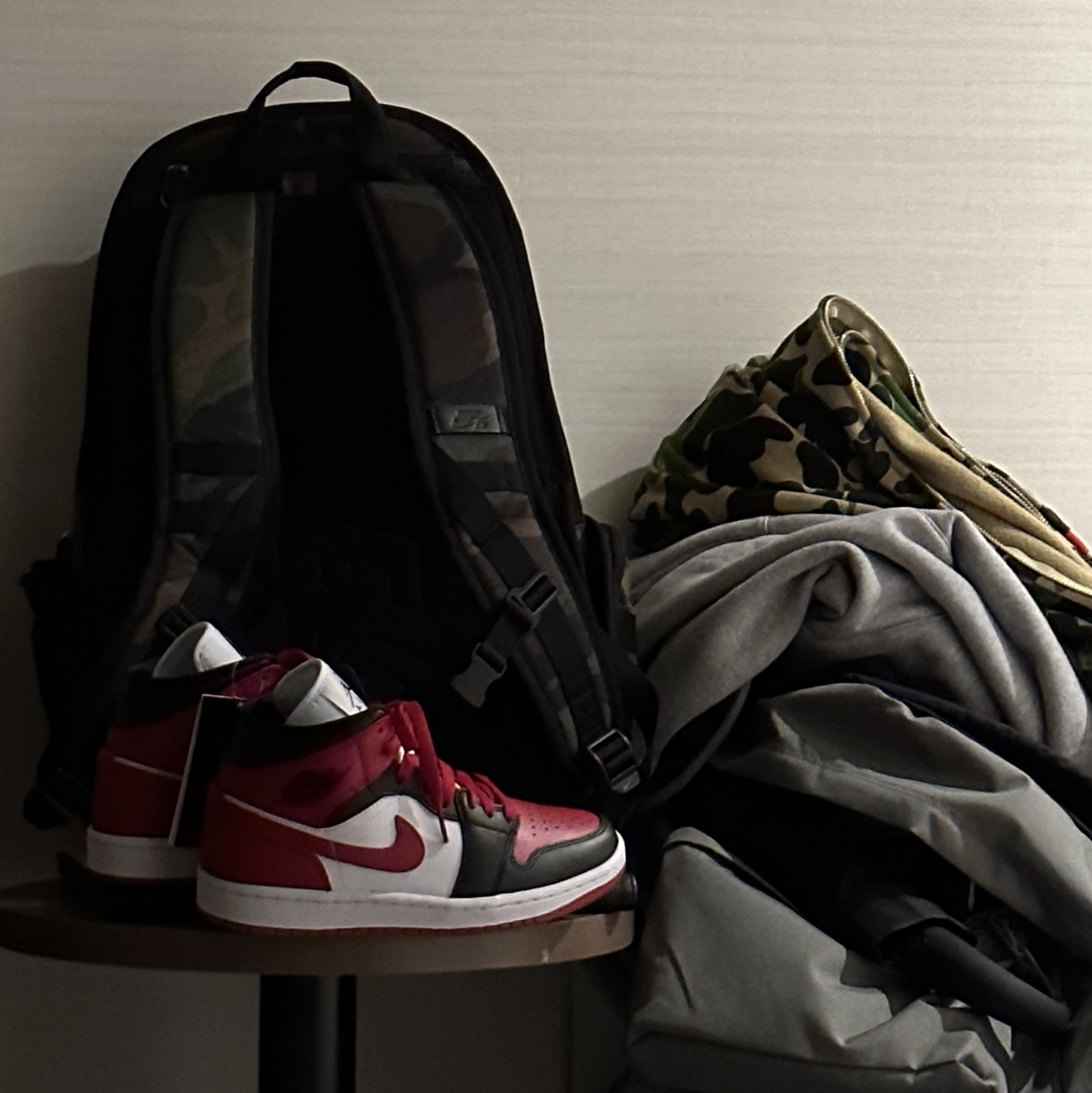 (W) Jordan 1 Mid Black and Gym Red, BAPE PONR ABC Camo Shark Full Zip Hoodie Army Green 착용 스타일