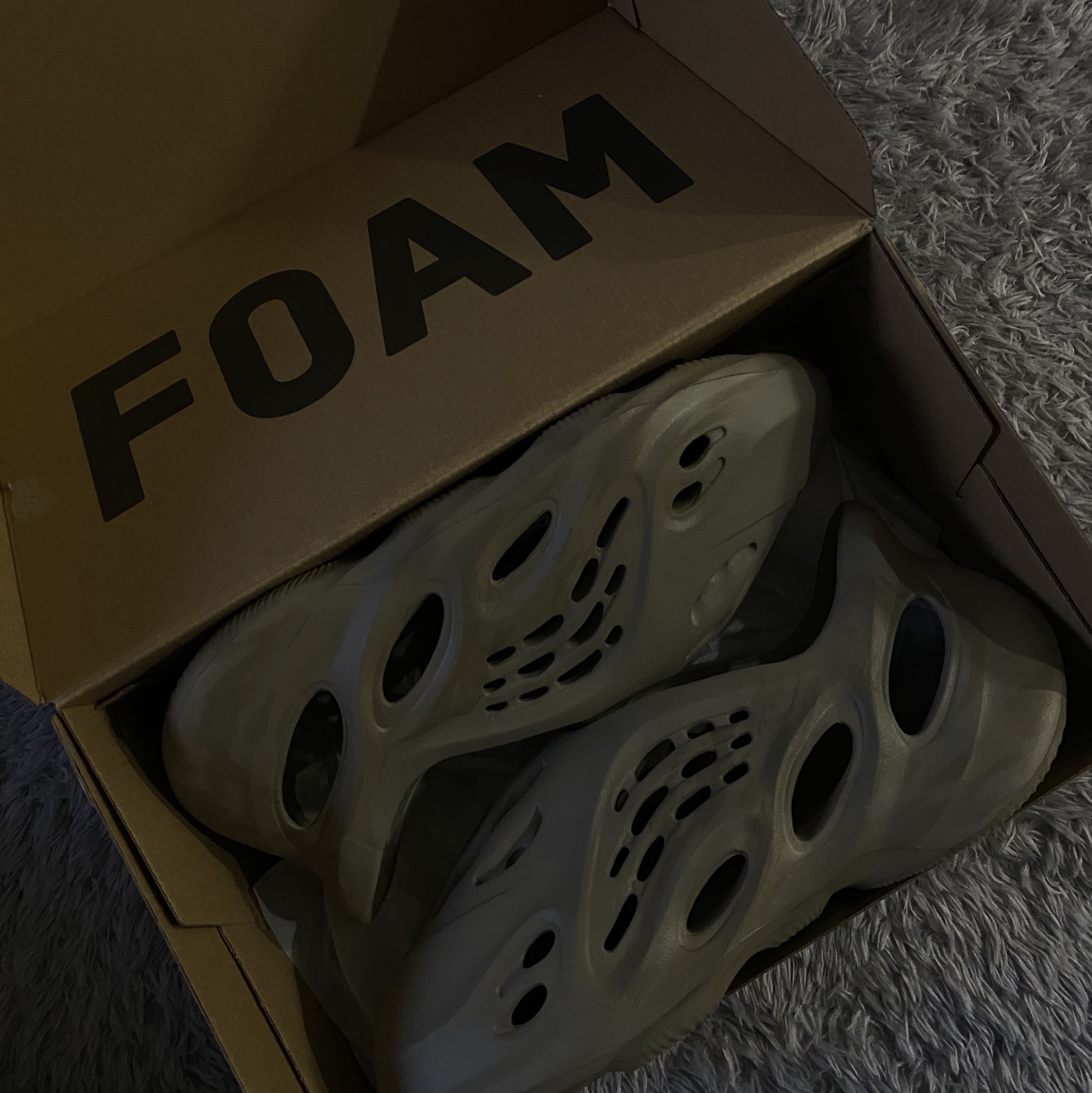 Adidas Yeezy Foam RNNR Stone Sage 착용 스타일