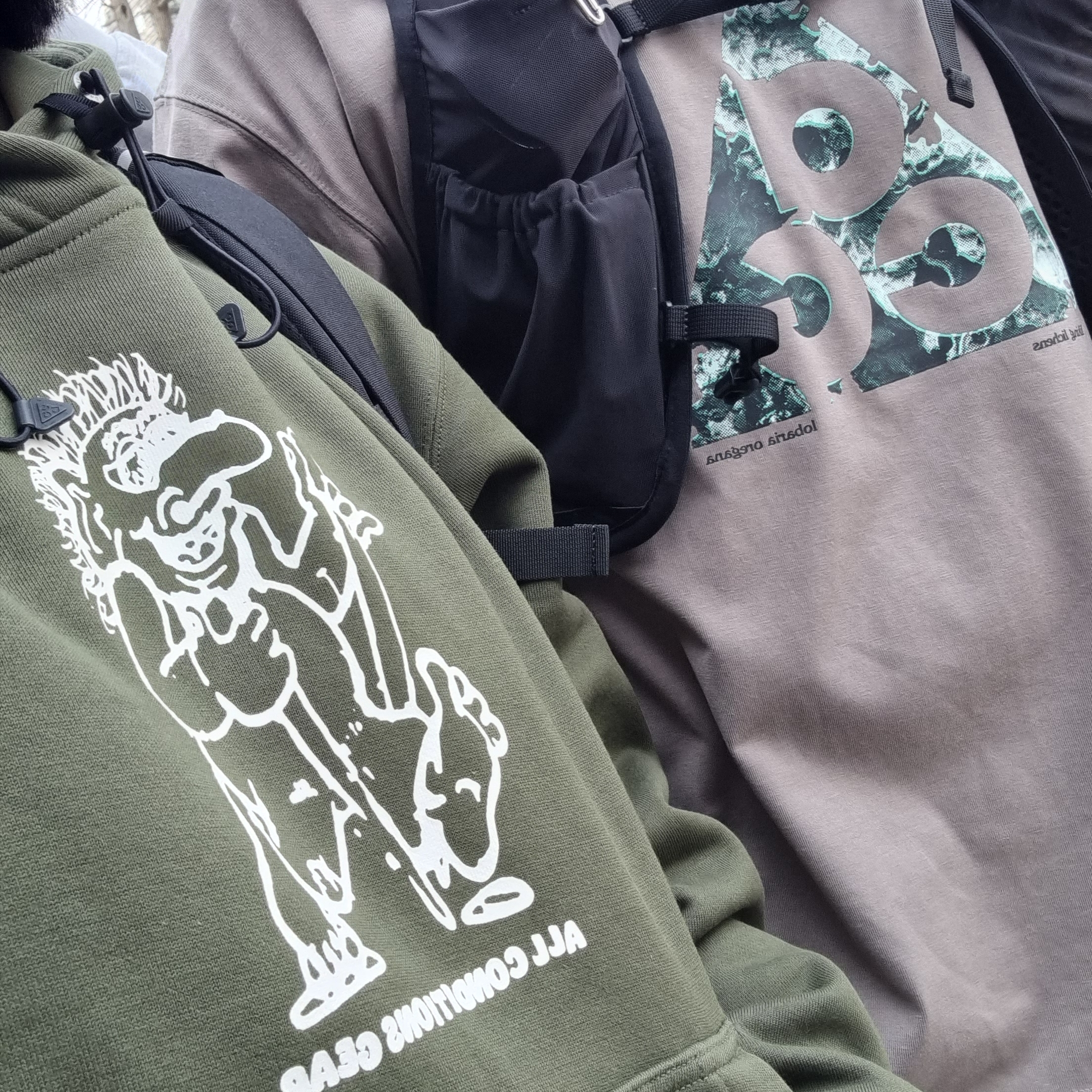 Nike ACG Therma-Fit Fleece Hoodie Troll Graphic Cargo Khaki - Asia, Nike NRG ACG SSNL T-Shirt Olive Grey - Asia 착용 스타일