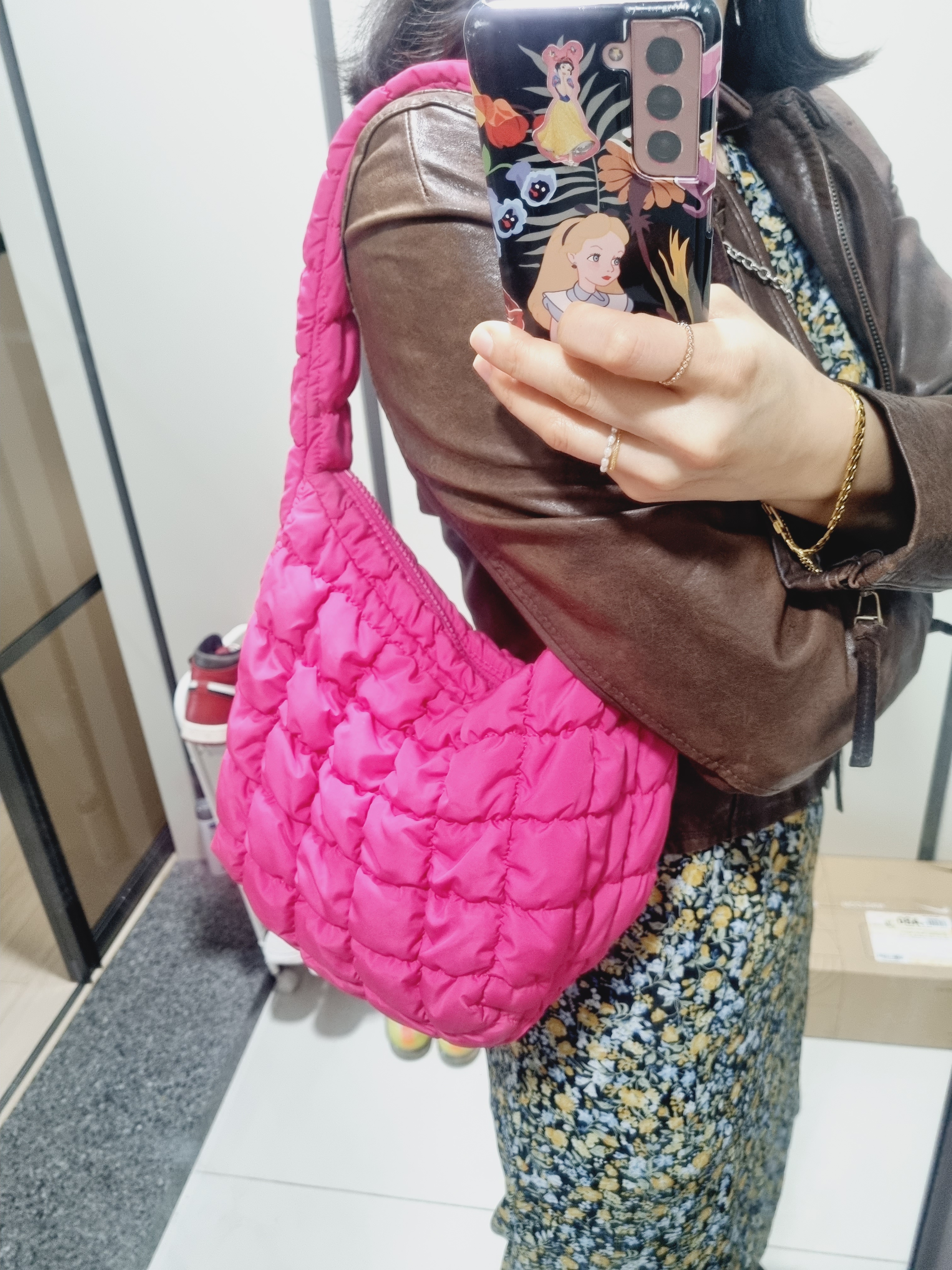 COS Quilted Mini Bag Pink, COS Quilted Mini Bag Bright Green 착용 스타일 - 3