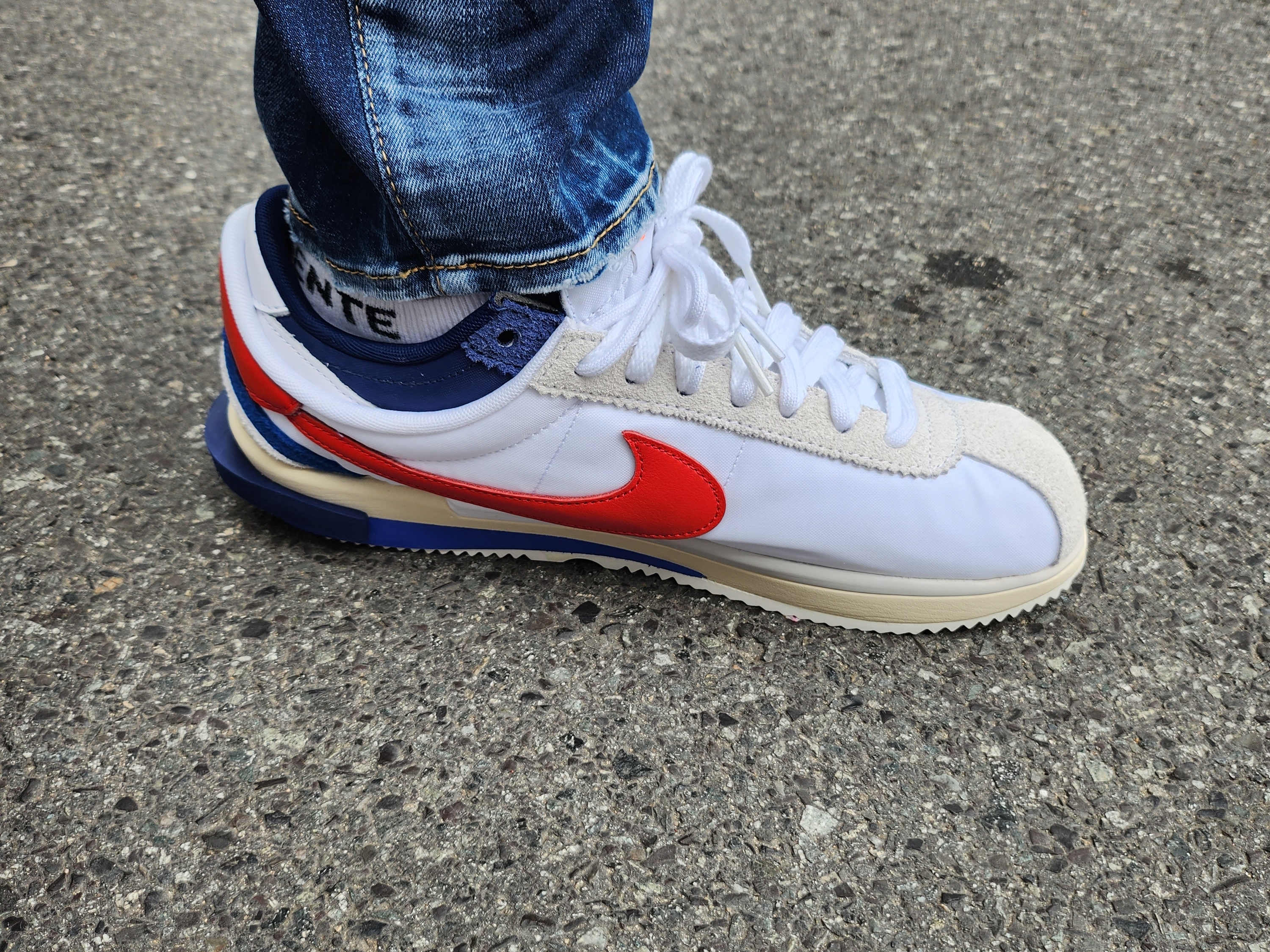 Nike x Sacai Zoom Cortez SP White and University Red 착용 스타일 - 3
