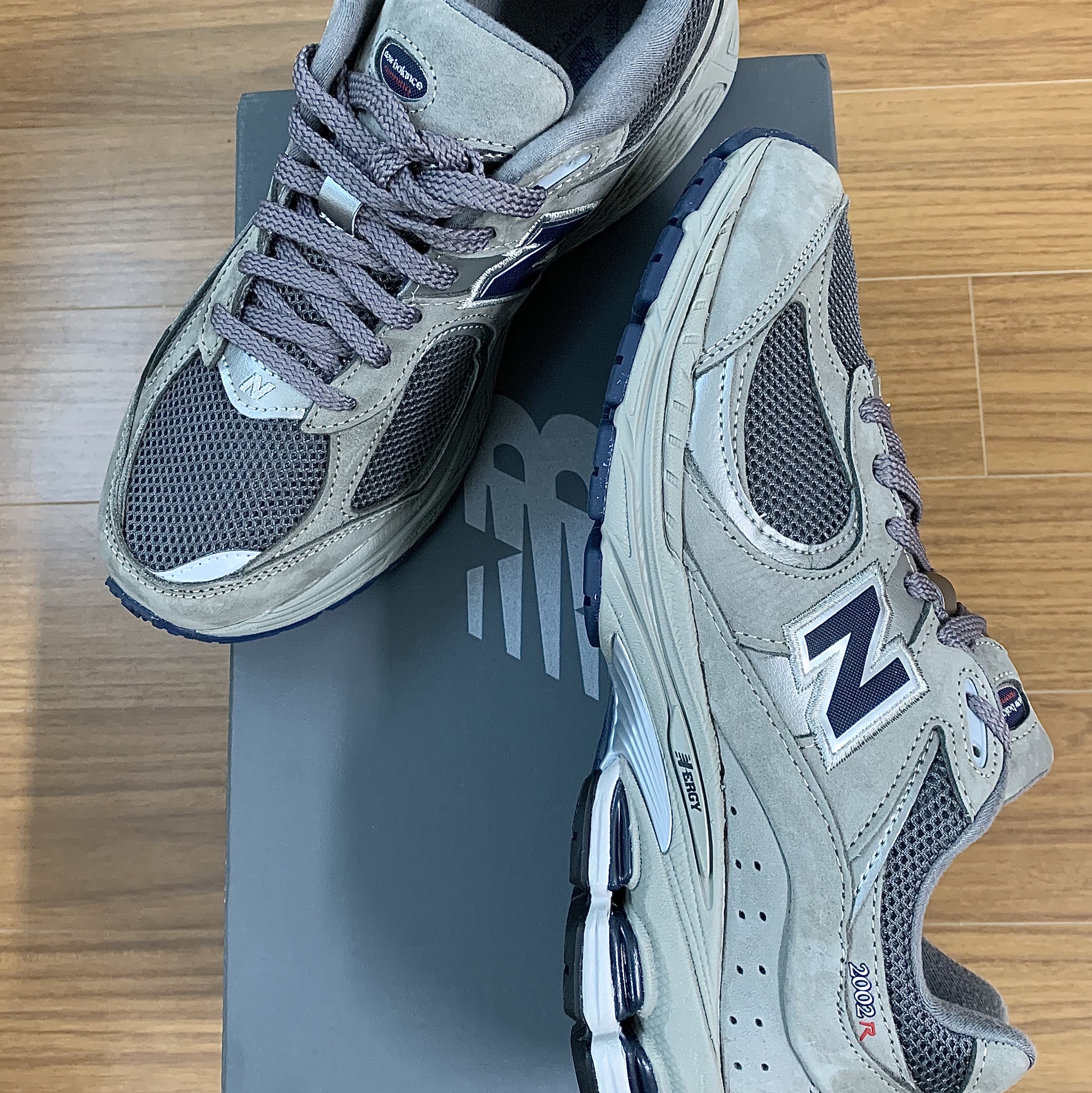 New Balance 2002R Gray 착용 스타일 - 1