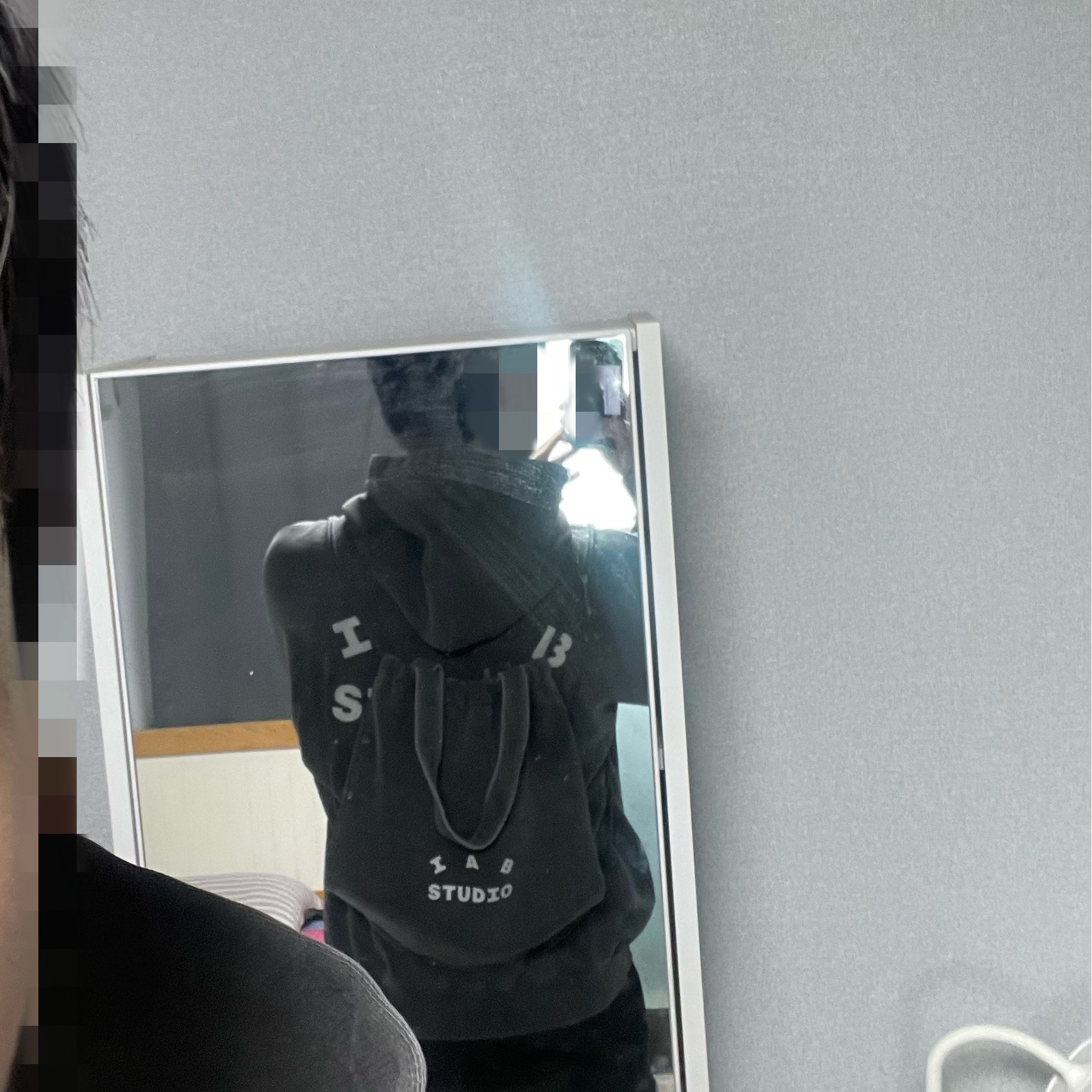 IAB Studio Pigment Hoodie & Sack Black 착용 스타일 - 2