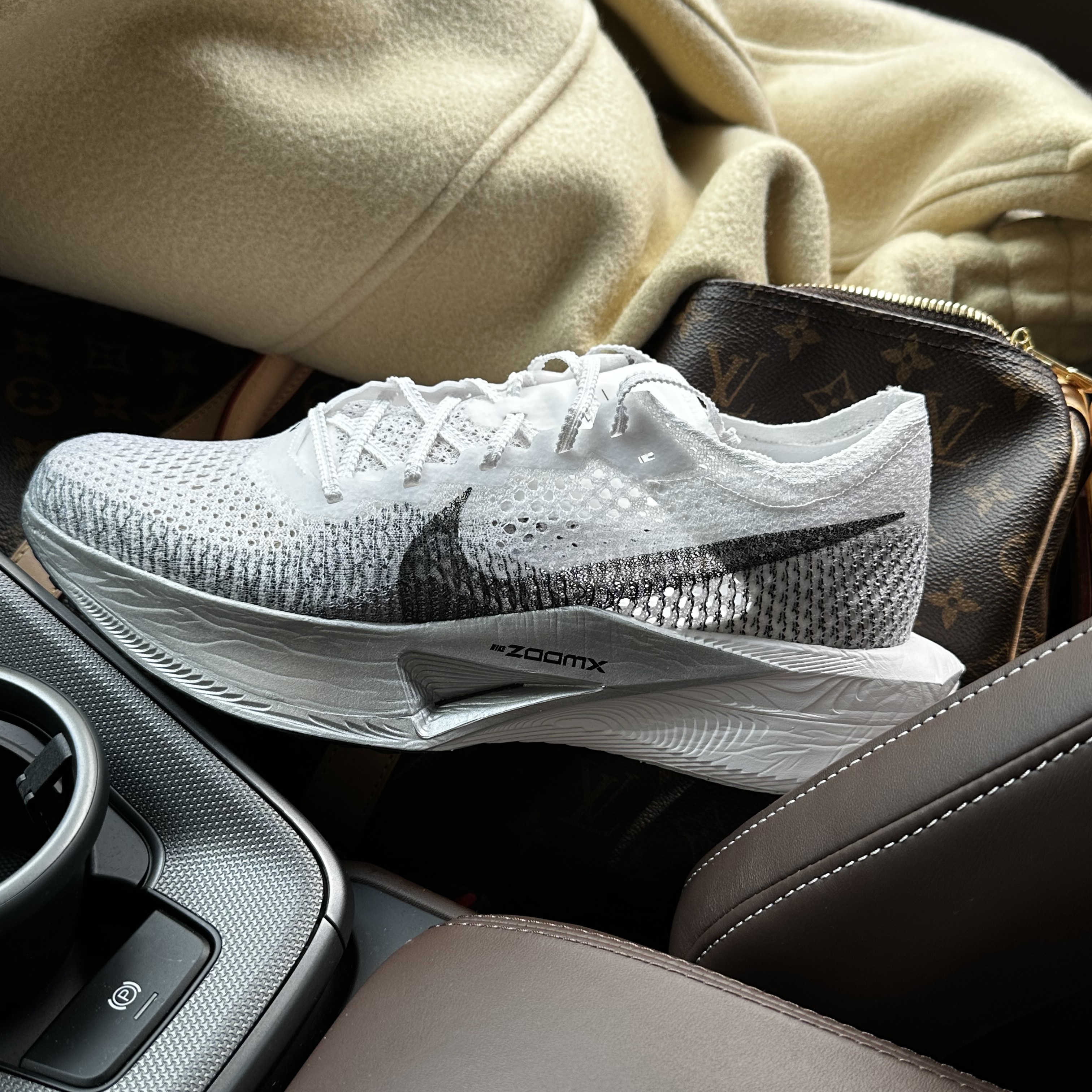 Nike ZoomX Vaporfly Next% 3 White Grey 착용 스타일 - 1