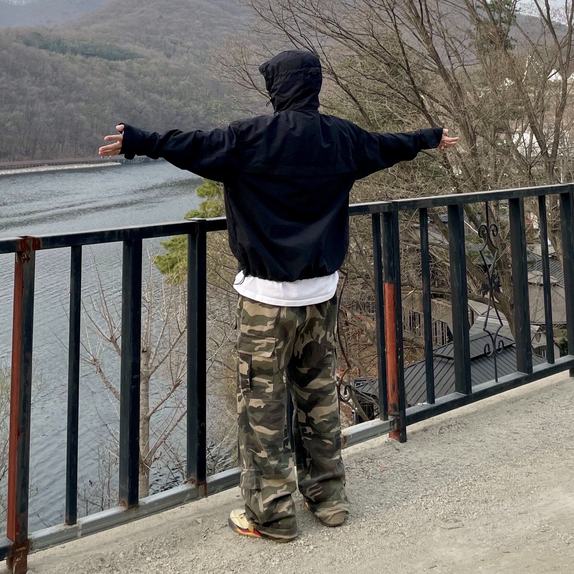 Project G/R Tactical Cargo Pants Camo, Jordan 5 x Off-White Retro SP Sail Fire Red 착용 스타일 - 2