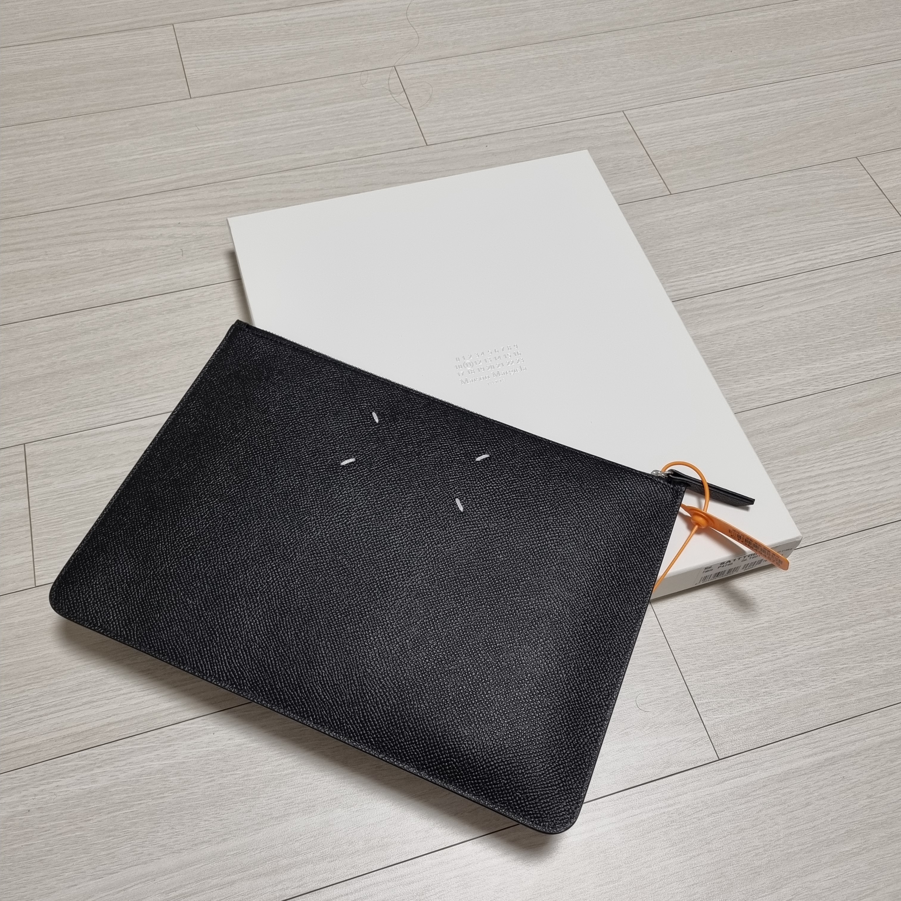 Maison Margiela Bovine Leather Large Pouch Black 착용 스타일 - 2