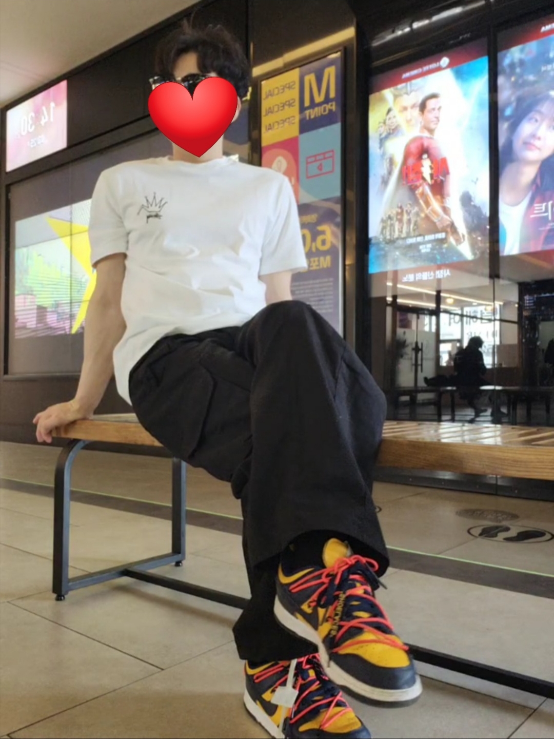 Stussy Broken Crown T-Shirt White, Nike x Off-White Dunk Low University Gold Midnight Navy 착용 스타일 - 2