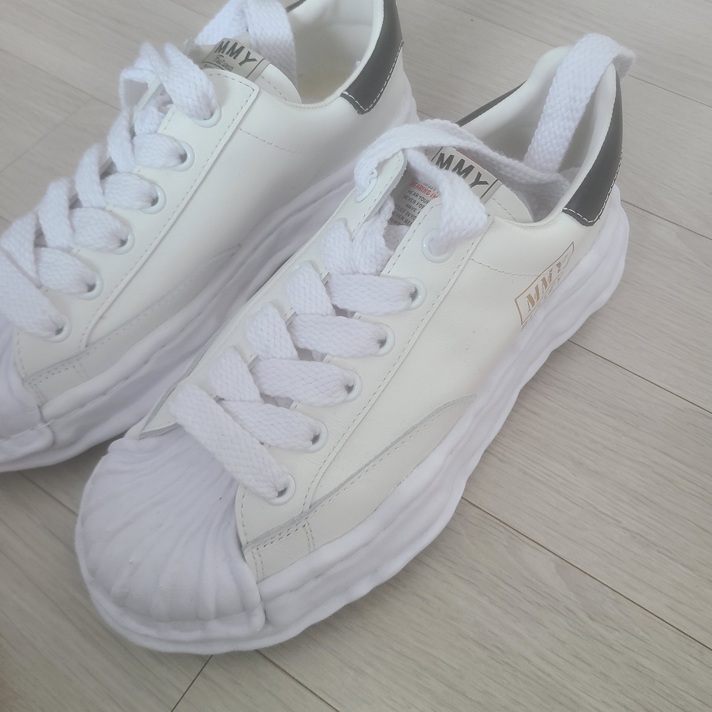 Maison Mihara Yasuhiro Blakey OG Sole Leather Low-top Sneakers White 착용 스타일