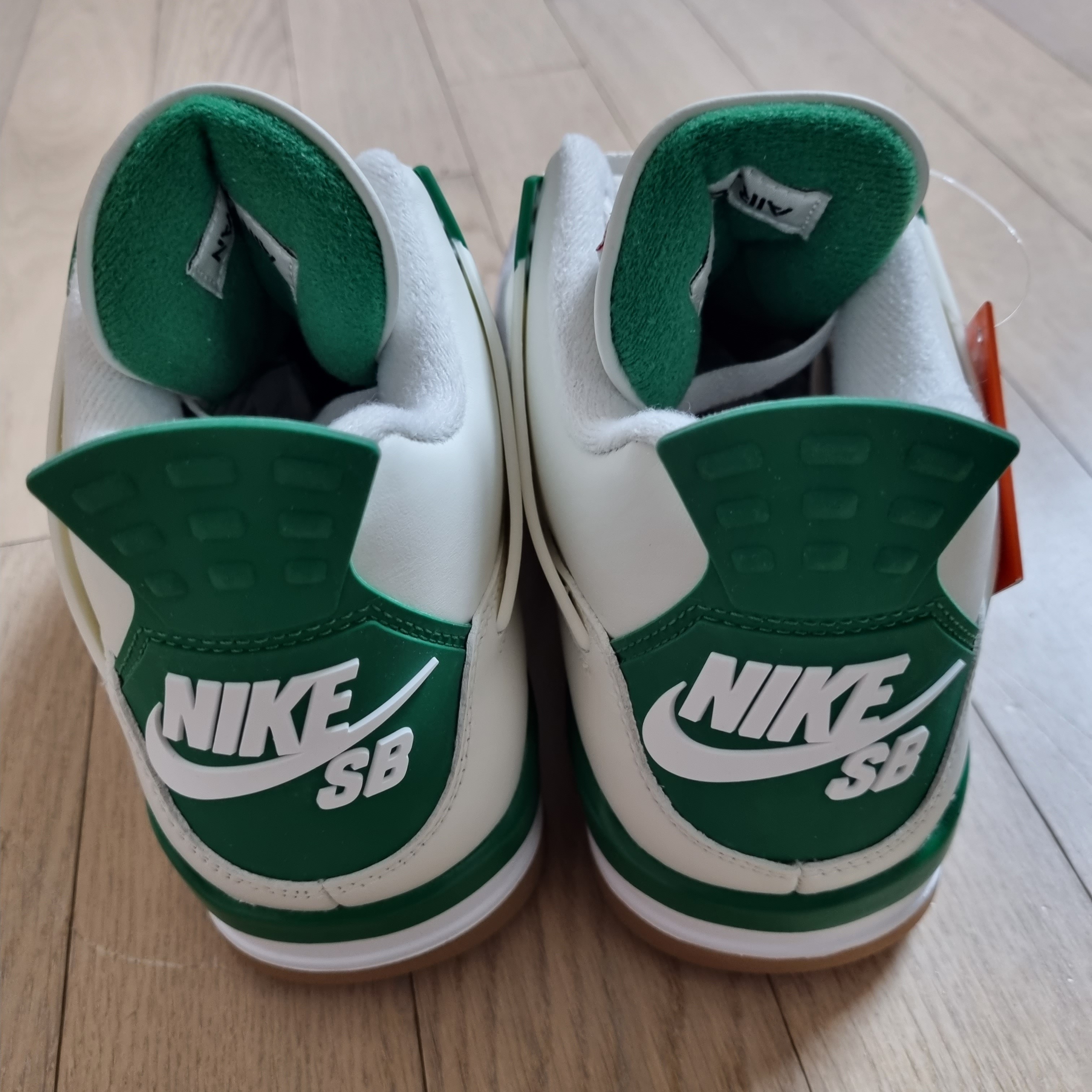 Jordan 4 x Nike SB Retro SP Pine Green 착용 스타일