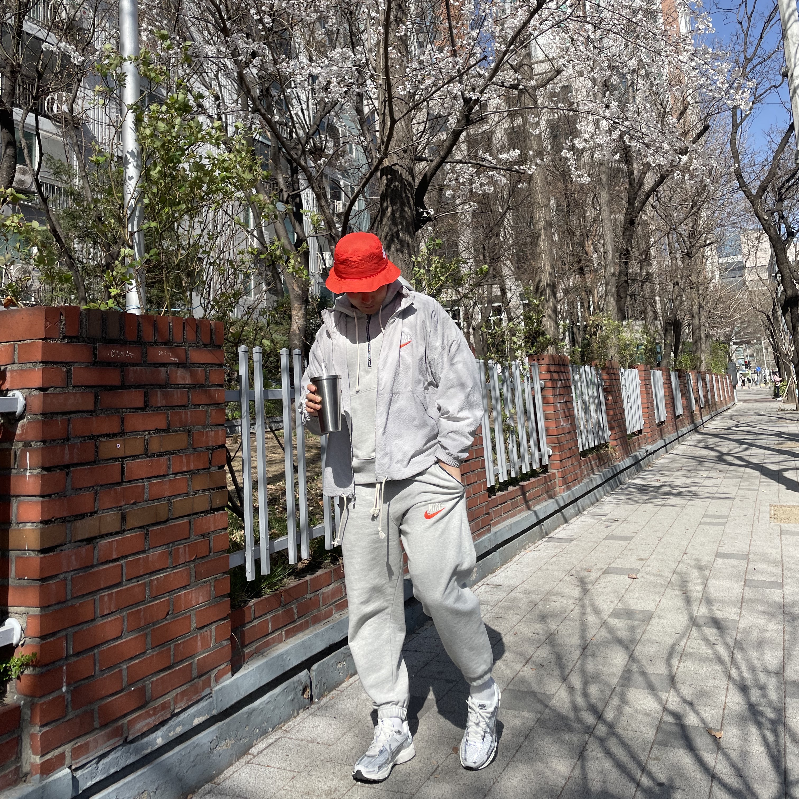 (W) Nike Zoom Vomero 5 Photon Dust and Metallic Silver, Nike x Stussy Bucket Hat Habanero Red 착용 스타일 - 2