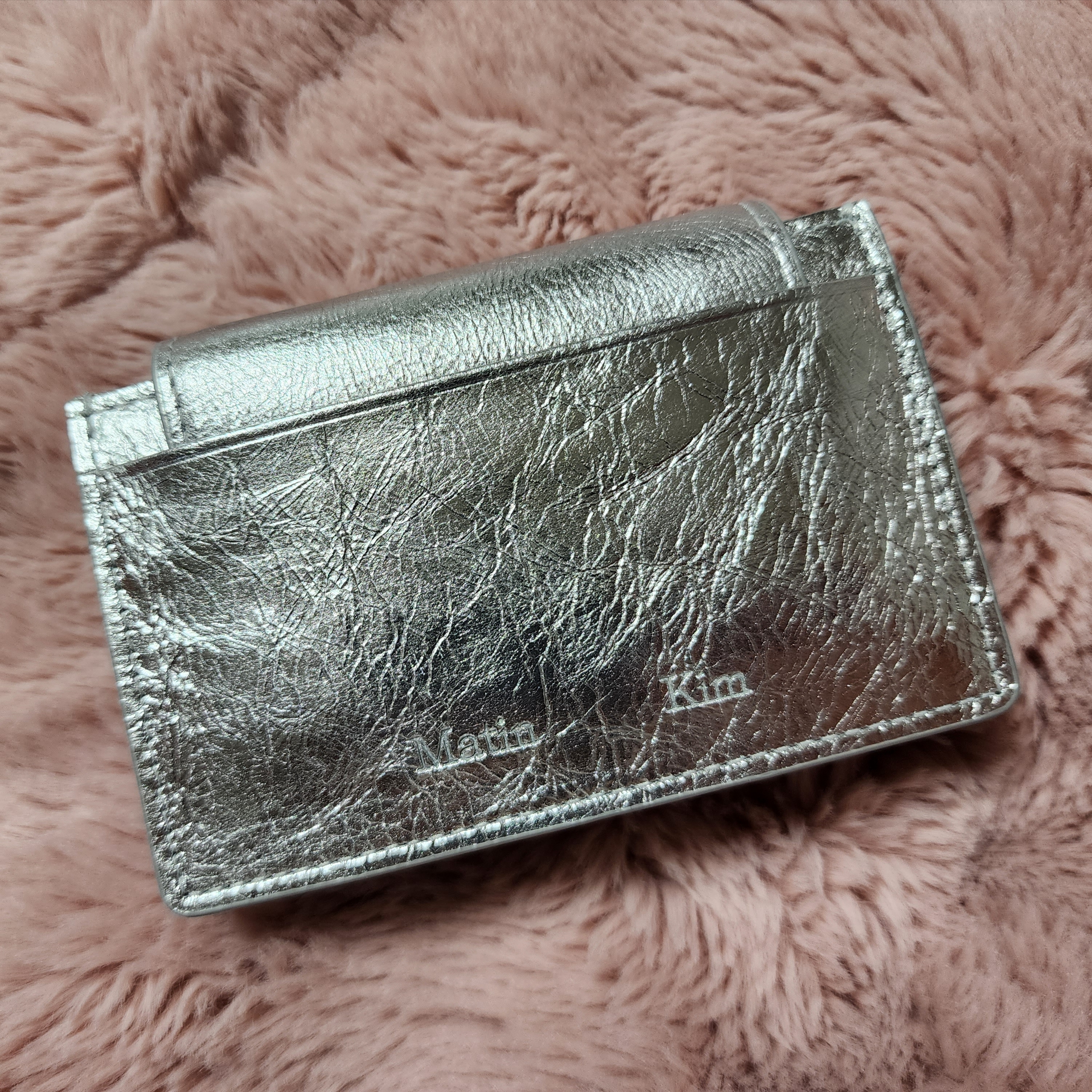 Matin Kim Accordion Wallet Silver 착용 스타일 - 4