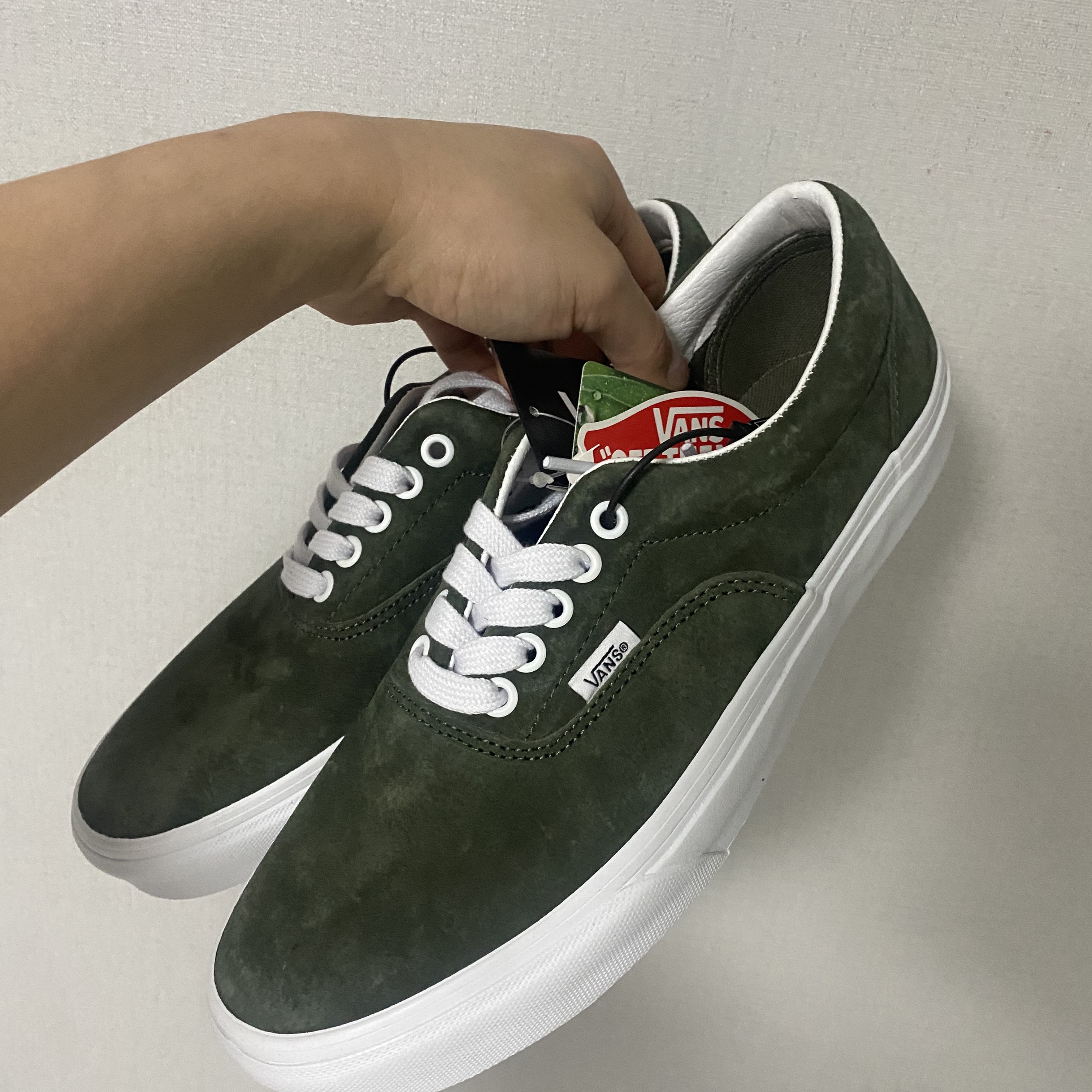Vans Era Pig Suede Khaki 착용 스타일 - 1