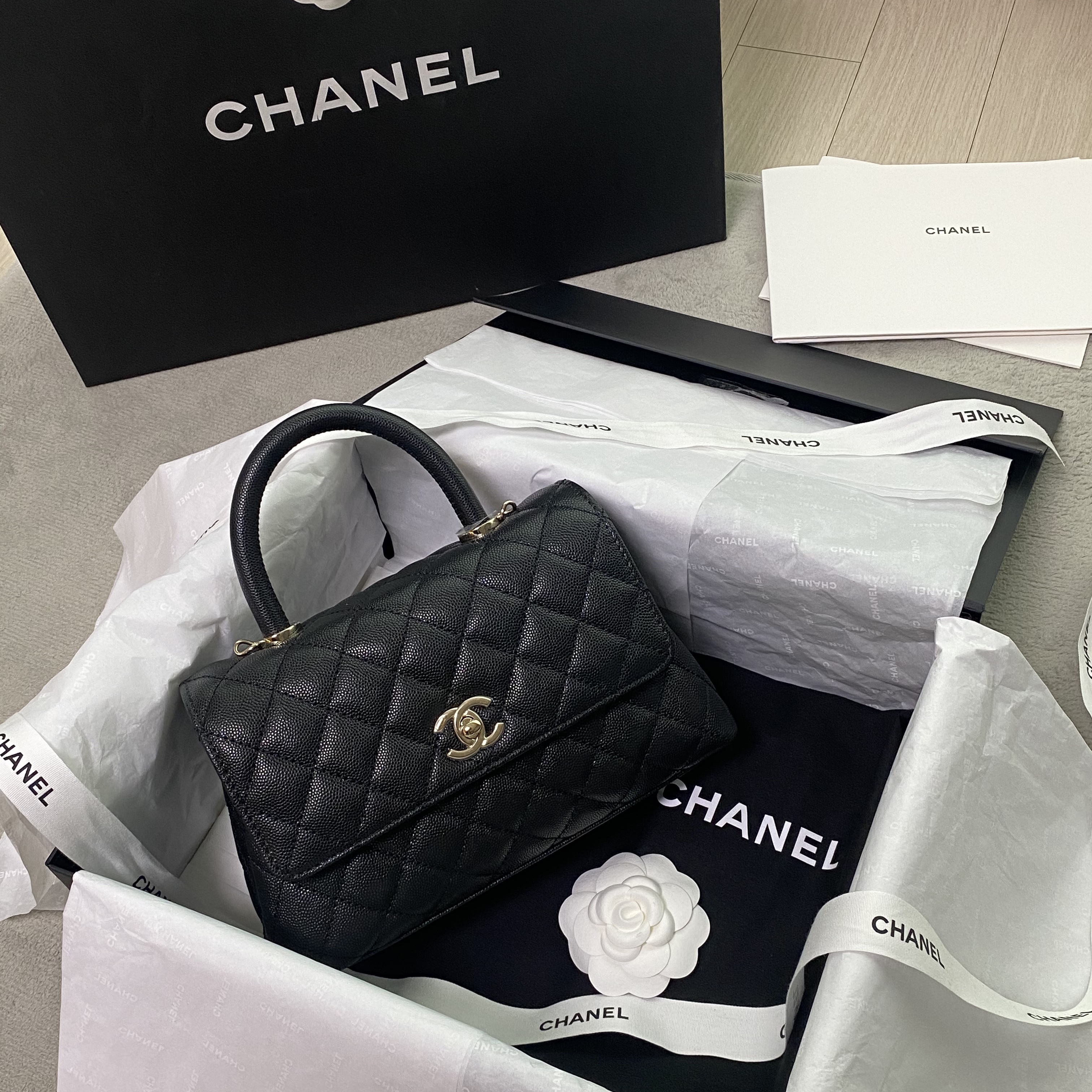 Chanel Flap Bag with Top Handle Grained Calfskin & Gold Black 착용 스타일