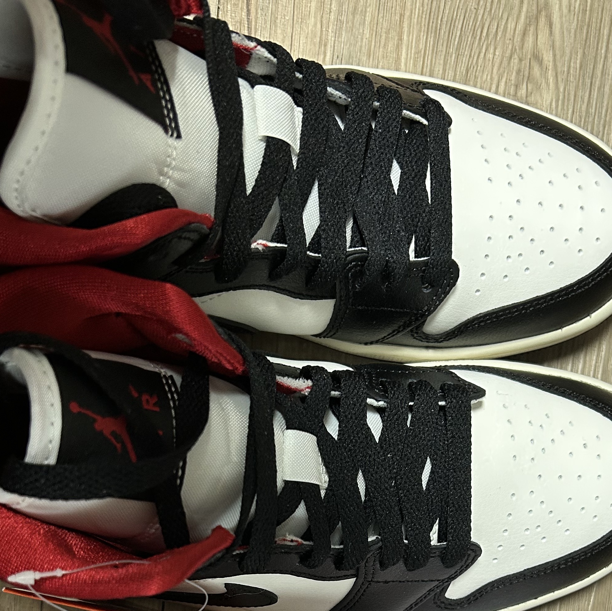 (W) Jordan 1 Mid Black Gym Red 착용 스타일 - 2