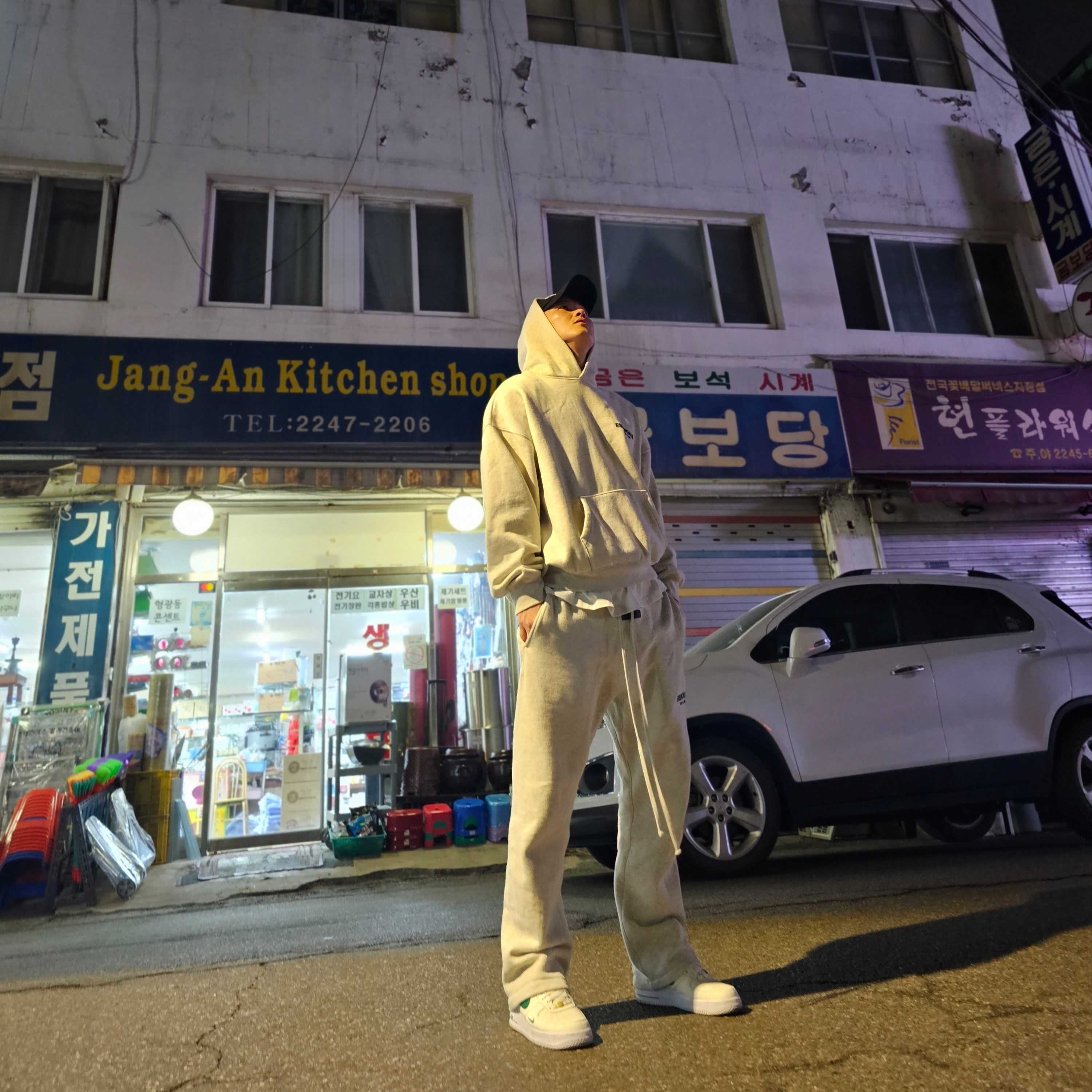 Essentials The Core Collection Hoodie Light Oatmeal, Essentials The Core Collection Relaxed Sweatpants Light Oatmeal 착용 스타일