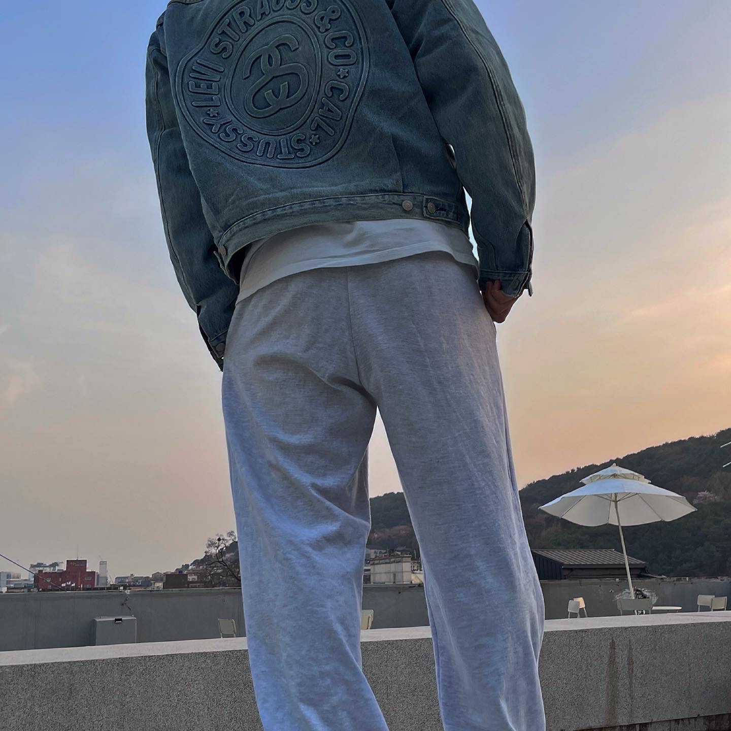 Stussy x Levi's Embossed Trucker Jacket Indigo, Jordan 1 Retro High OG Gym Red 착용 스타일 - 3