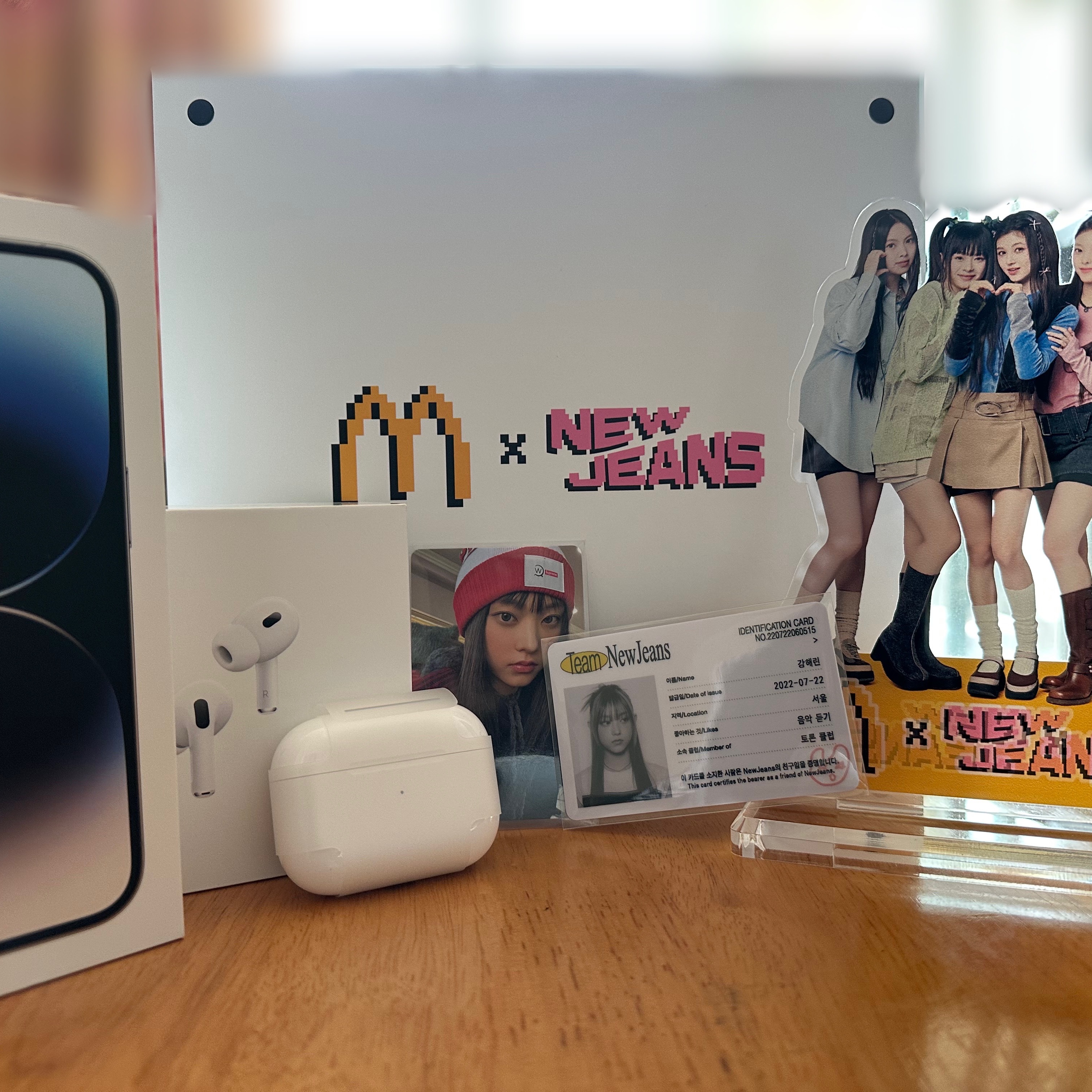Apple iPhone 14 Pro 256GB Silver (Korean Ver.), Apple AirPods Pro 2nd Gen (Korean Ver.) 착용 스타일