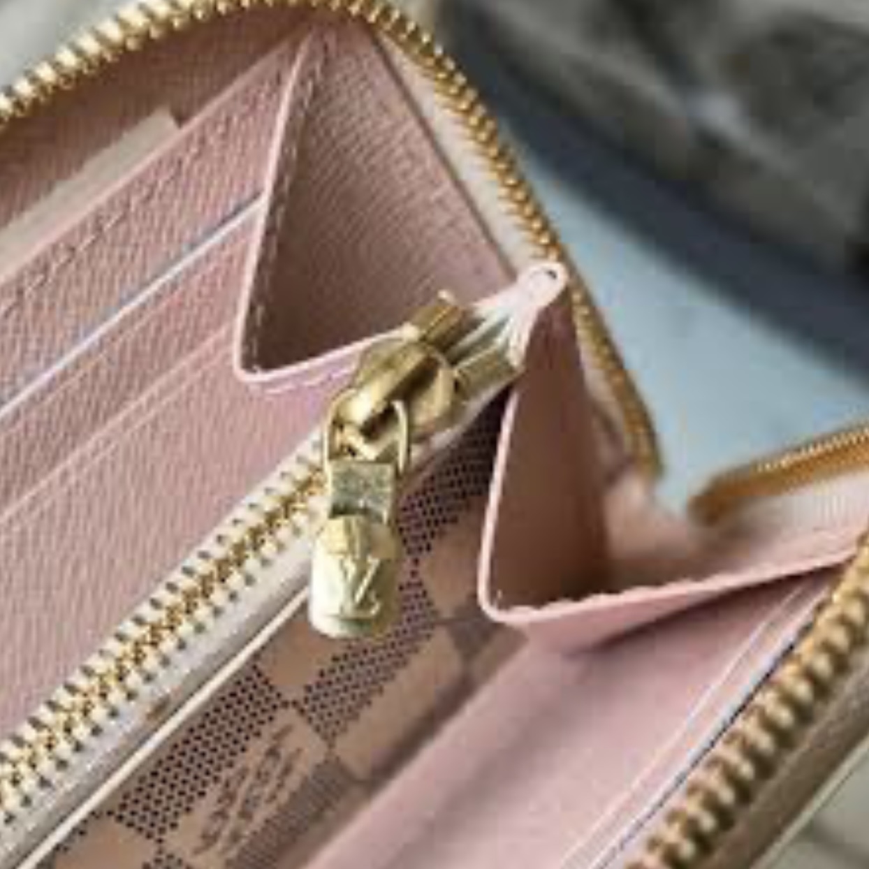 Louis Vuitton Clemence Wallet Damier Azure Rose Ballerine Pink 착용 스타일