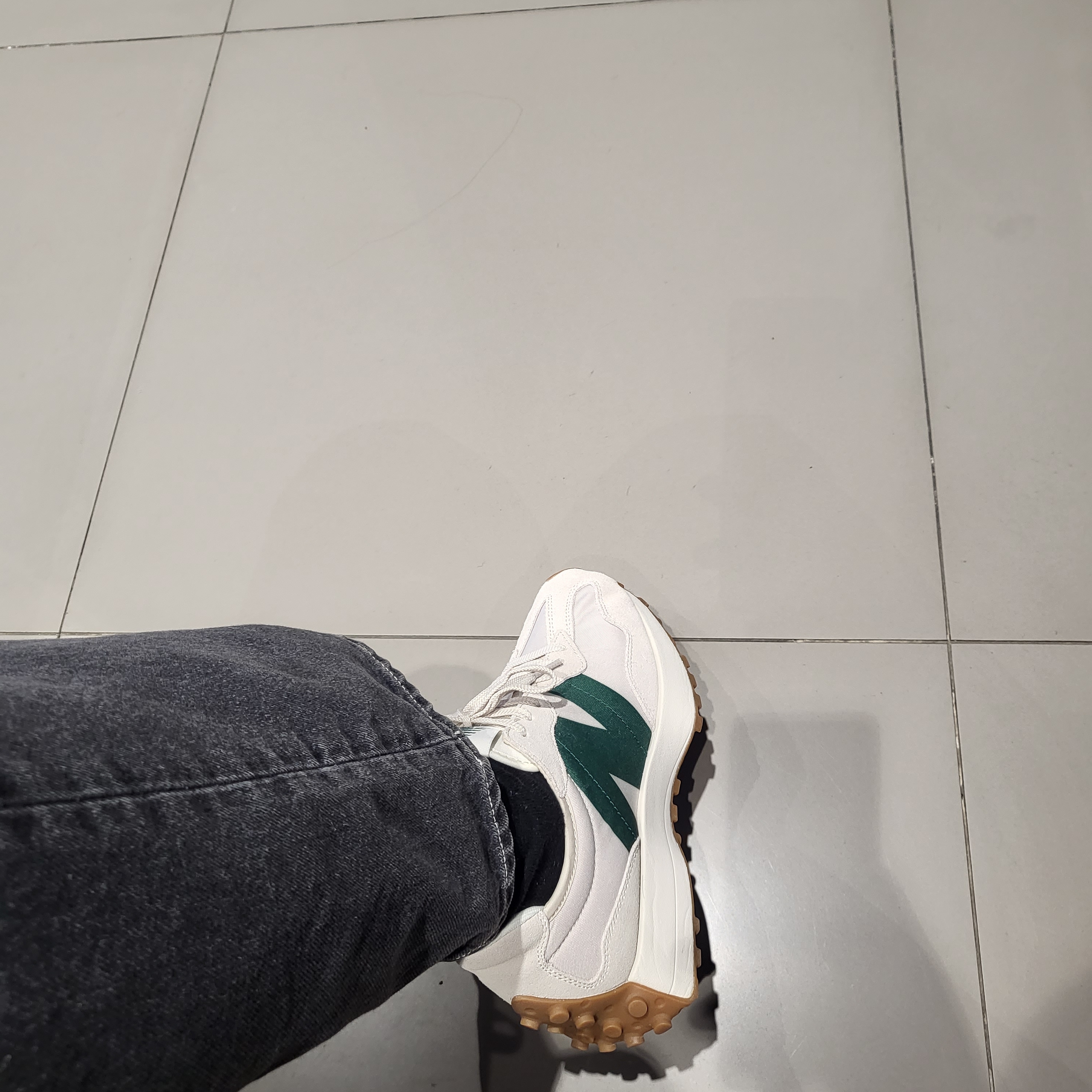 New Balance 327 Timberwolf 착용 스타일 - 2