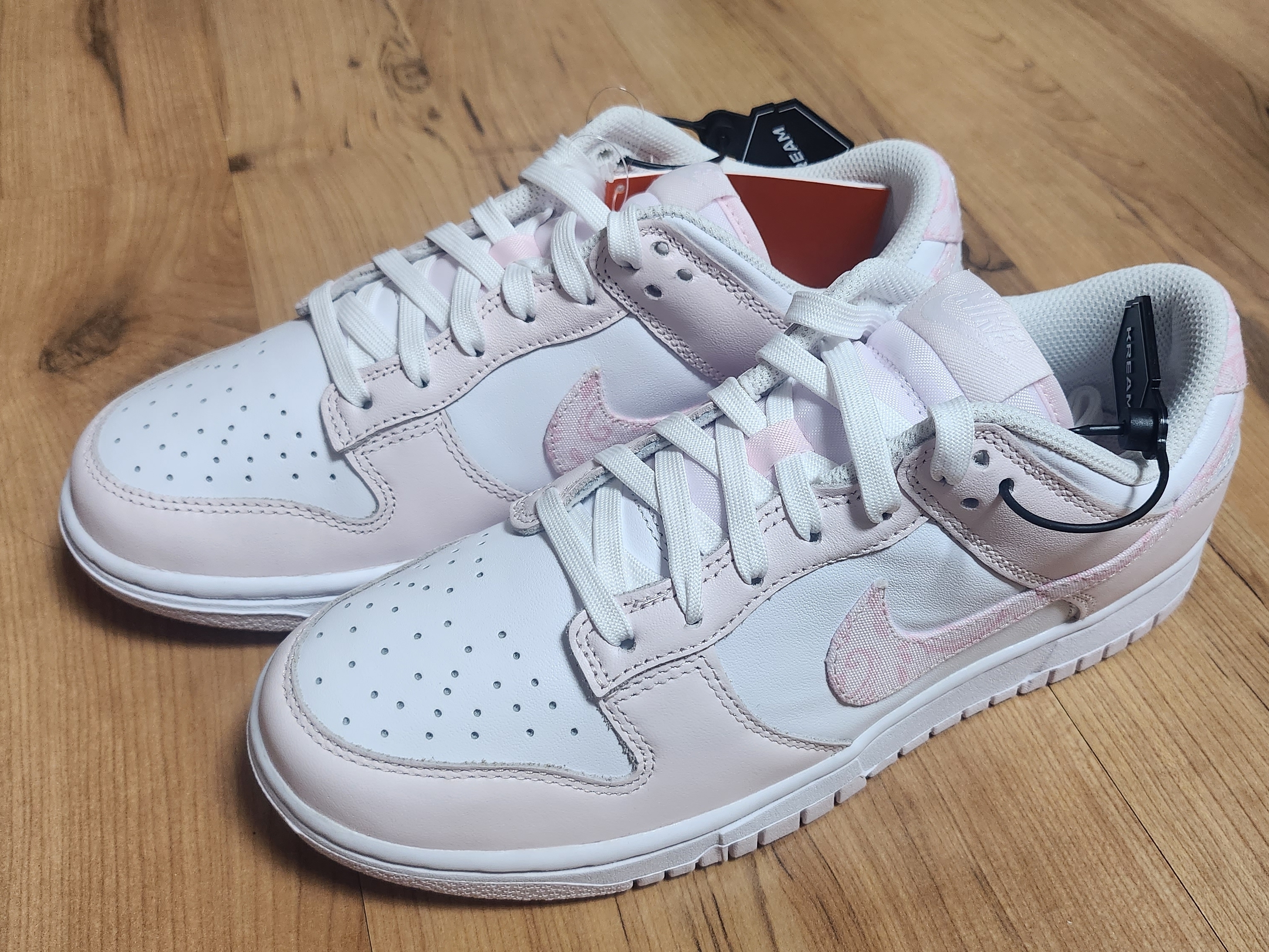 (W) Nike Dunk Low Pearl Pink 착용 스타일 - 1