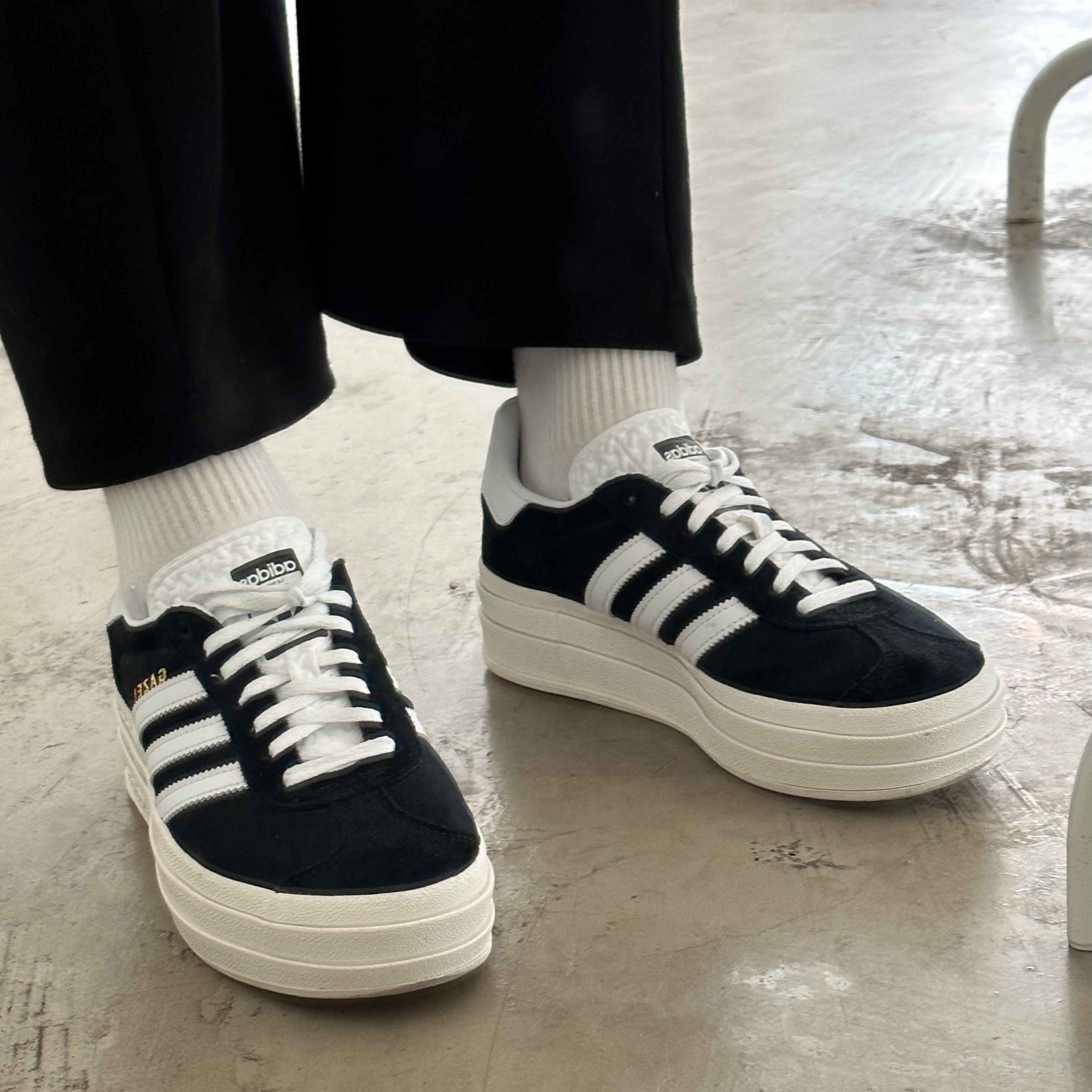 (W) Adidas Gazelle Bold Core Black Cloud White 착용 스타일 - 3