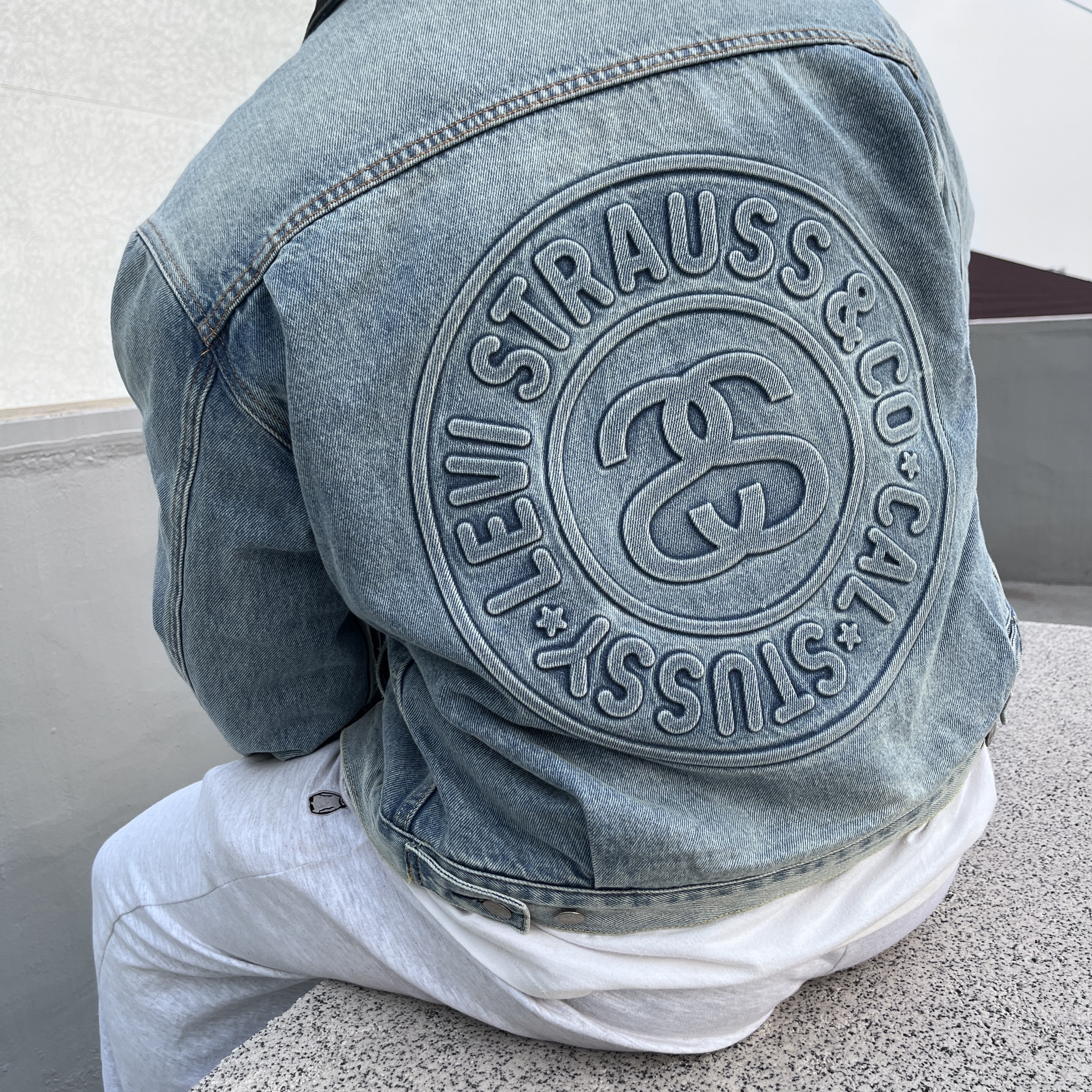 Stussy x Levi's Embossed Trucker Jacket Indigo, Jordan 1 Retro High OG Gym Red 착용 스타일 - 1