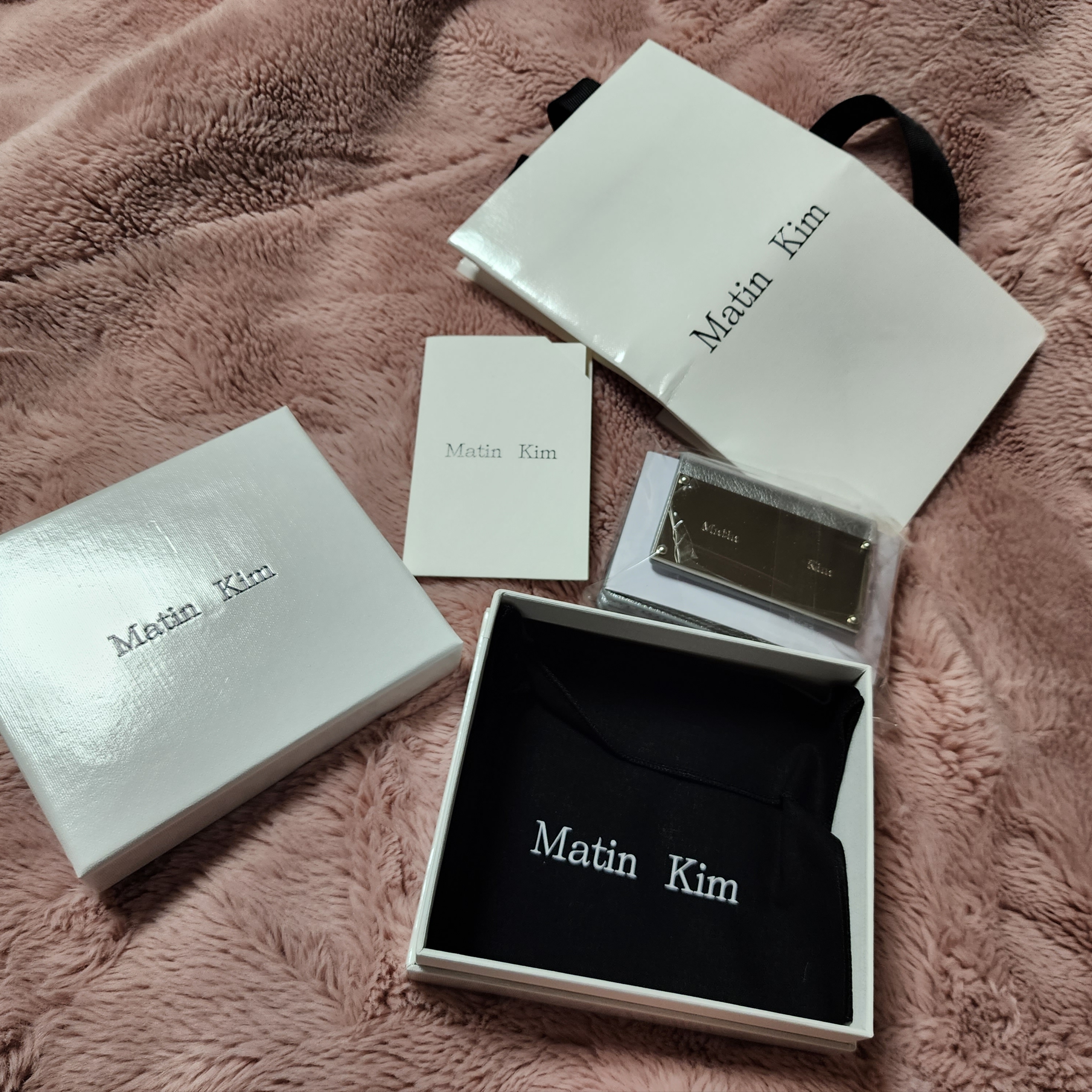 Matin Kim Accordion Wallet Silver 착용 스타일 - 2