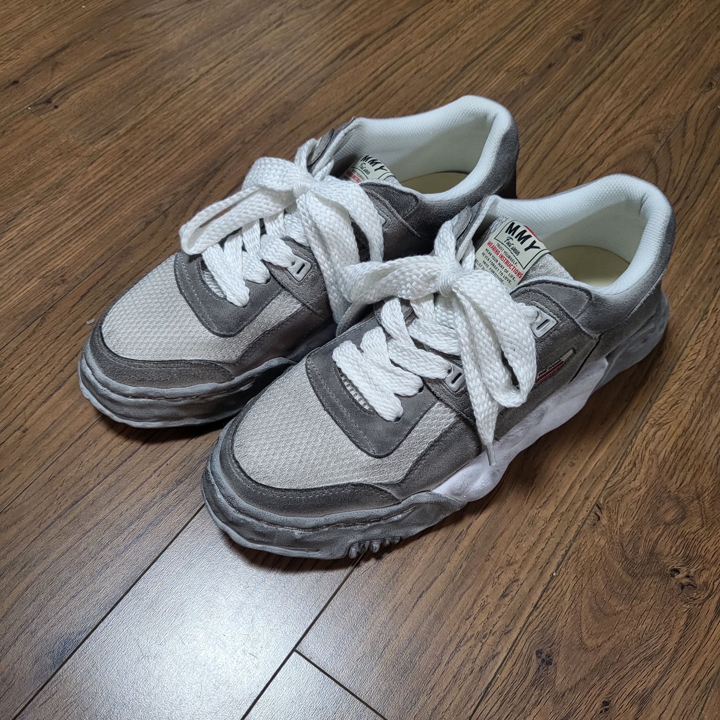 Maison Mihara Yasuhiro Parker OG Sole Mix Material Low-top Sneakers White 착용 스타일 - 1