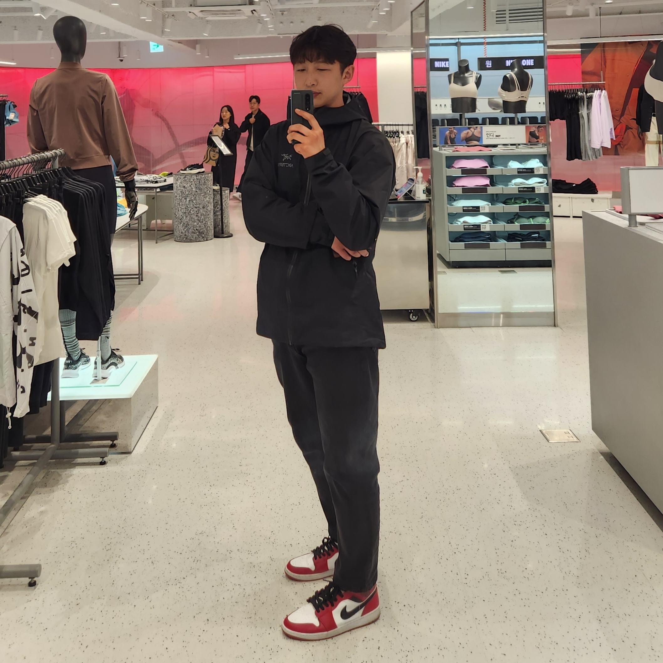 Arc'teryx Beta Jacket Black 착용 스타일