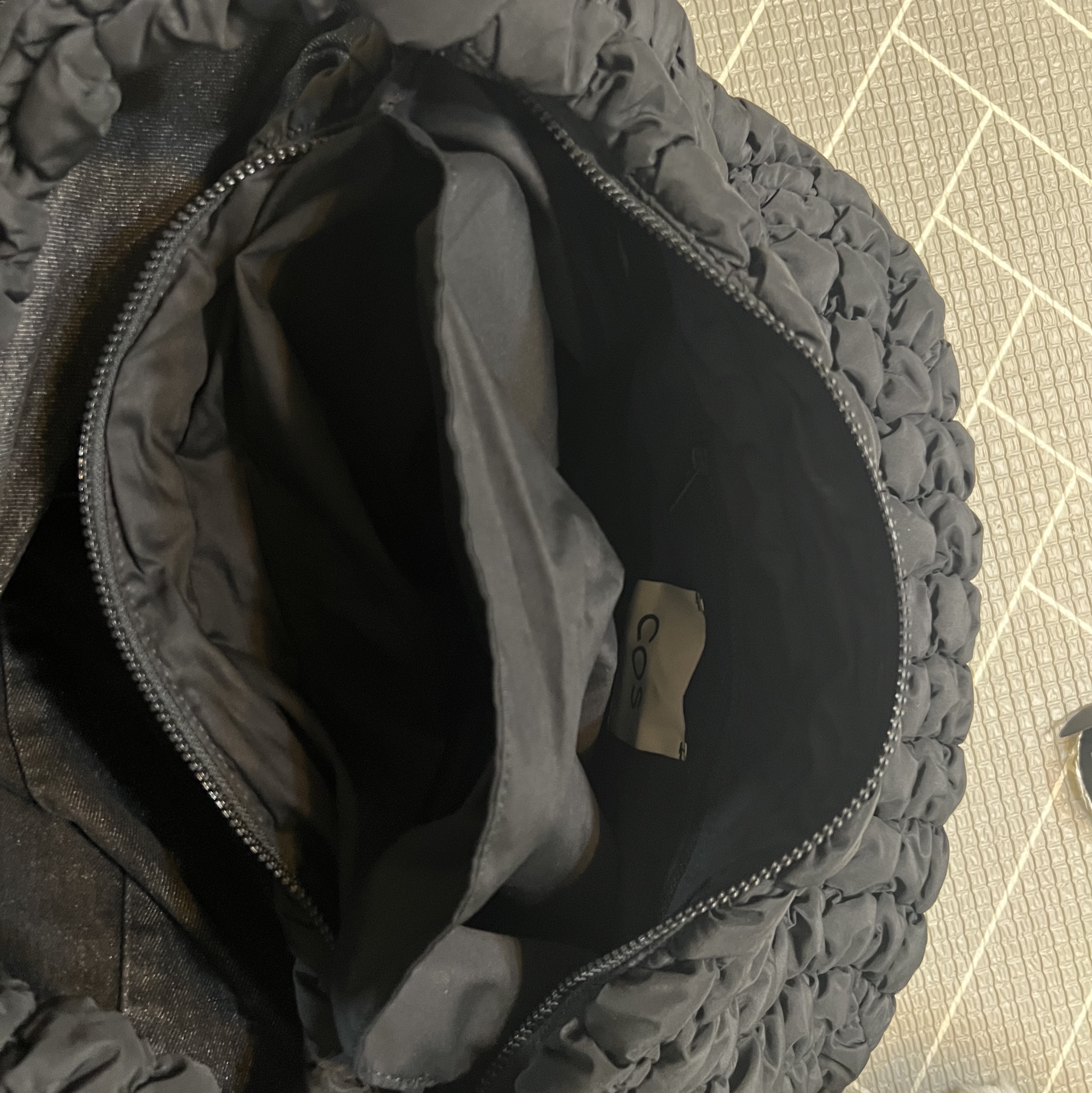 COS Quilted Oversized Shoulder Bag Black 착용 스타일 - 2
