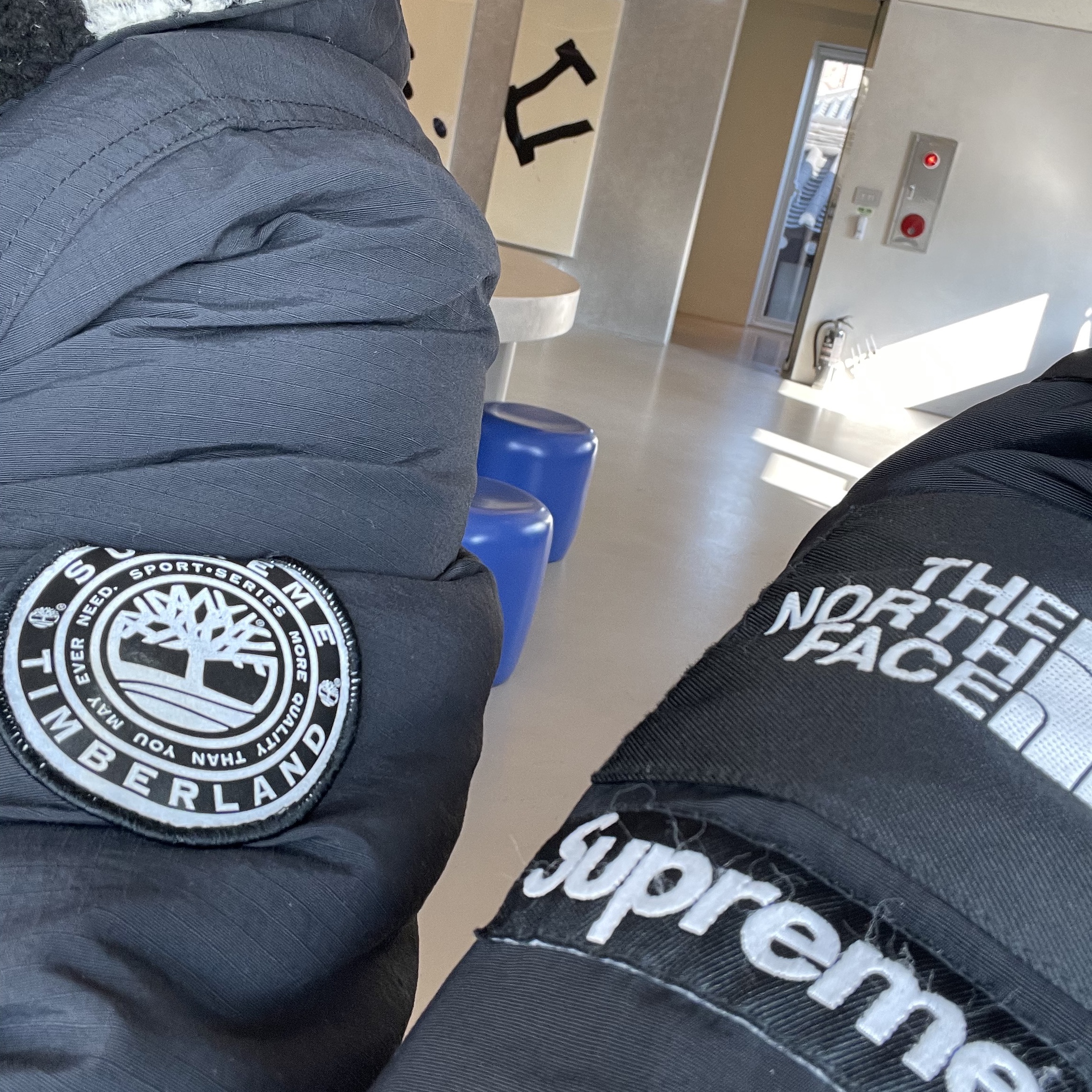 Supreme x The North Face Trekking Convertible Jacket Black - 22SS, Supreme x Timberland Reversible Ripstop Jacket Black - 21FW 착용 스타일 - 2