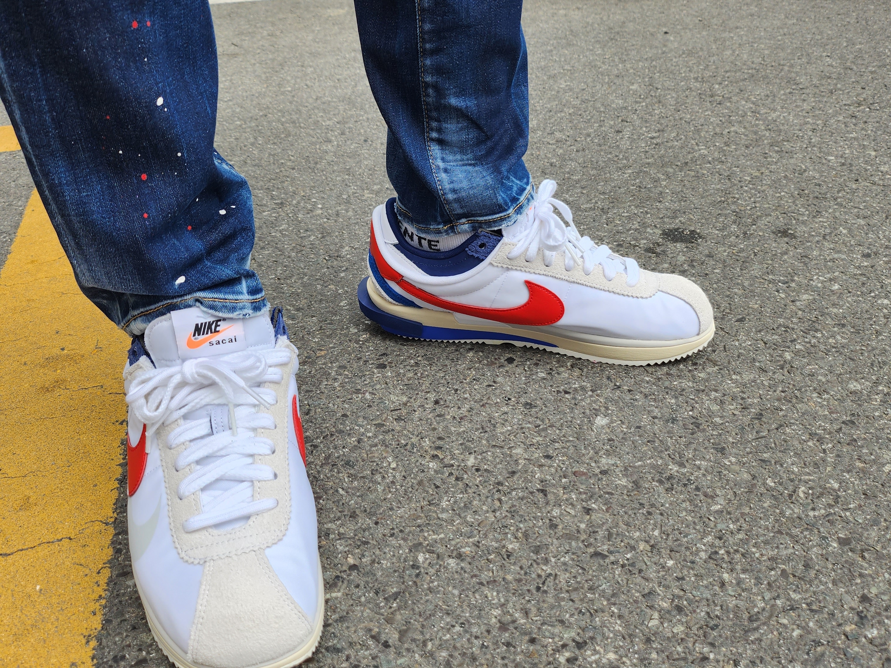 Nike x Sacai Zoom Cortez SP White and University Red 착용 스타일 - 2