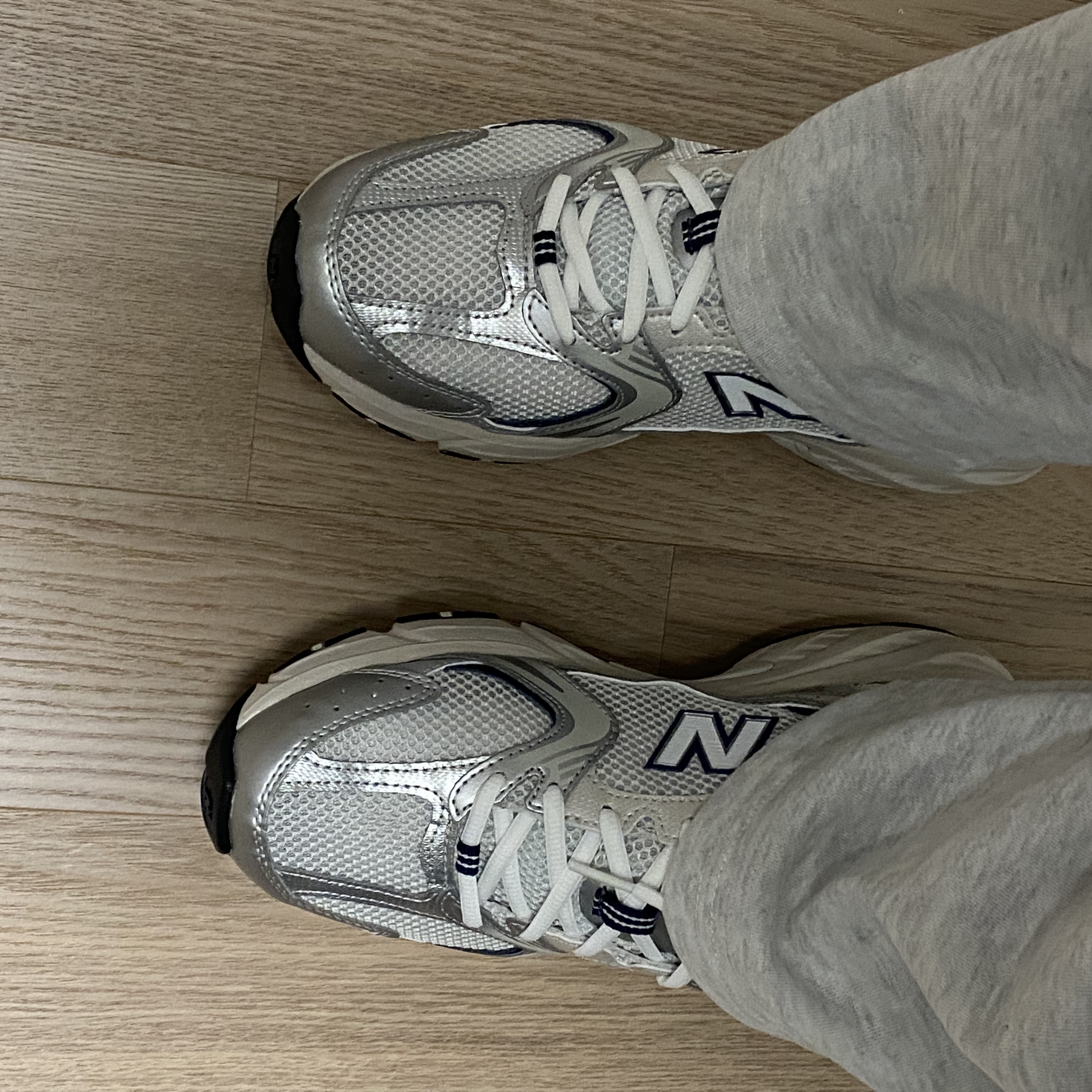 New Balance 530 Steel Grey 착용 스타일 - 2