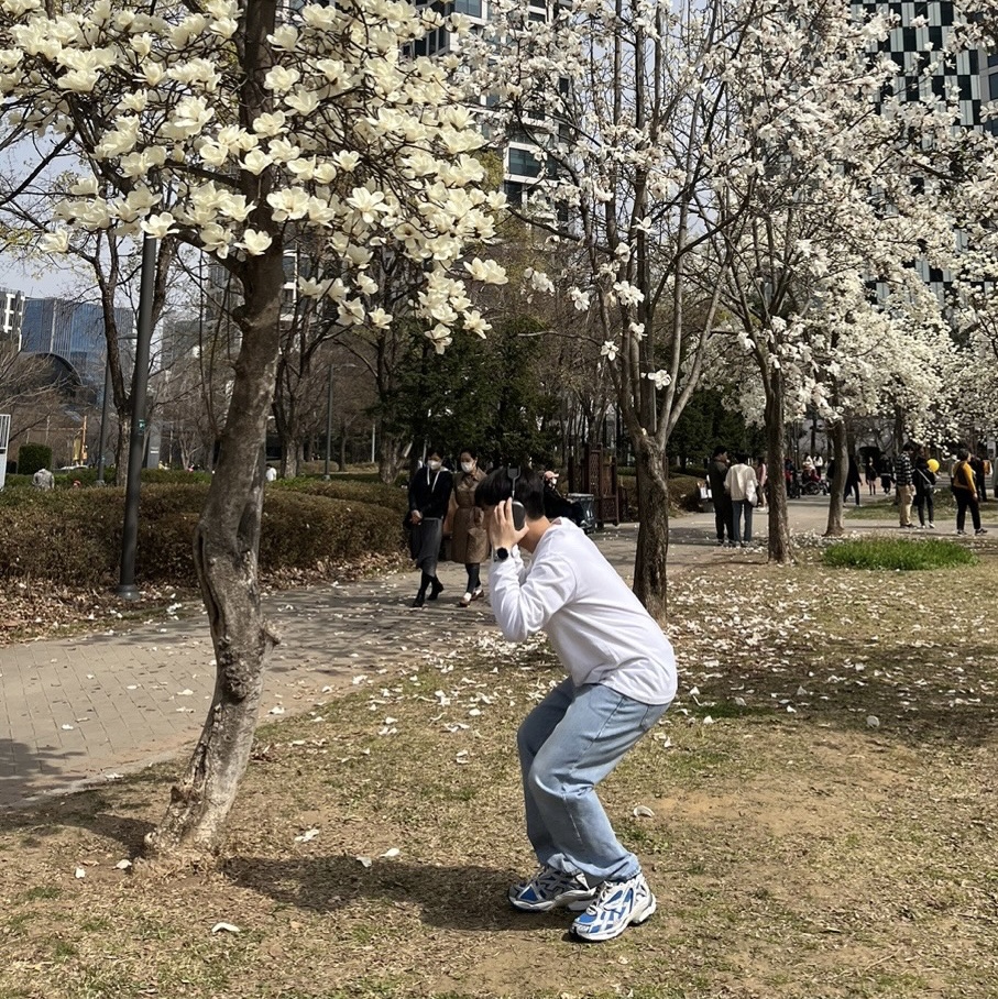 Balenciaga Runner Sneakers Blue White 착용 스타일 - 2