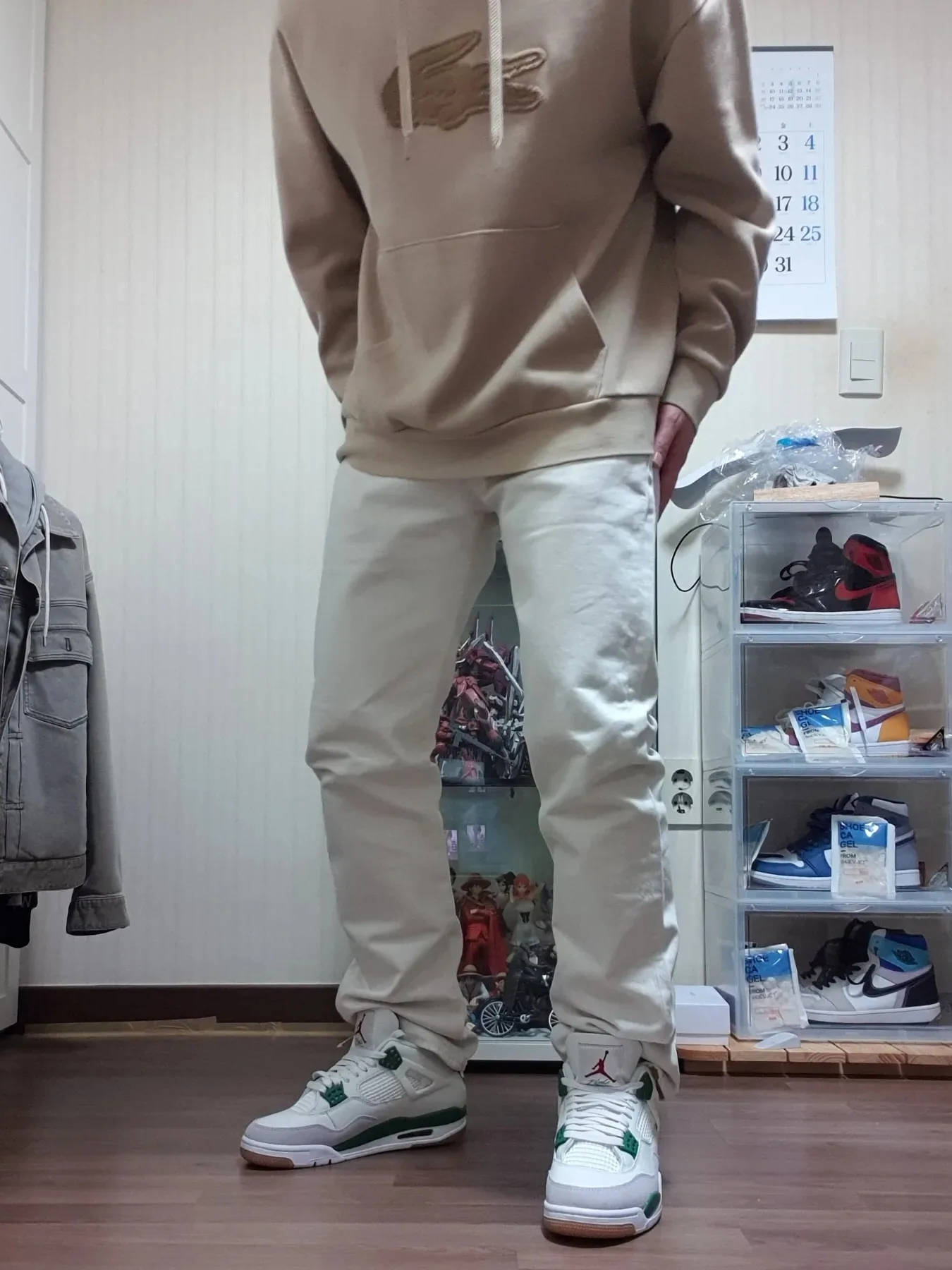 Jordan 4 x Nike SB Retro SP Pine Green, Jordan 1 Retro High OG University Gold Light Bordeaux 착용 스타일 - 1