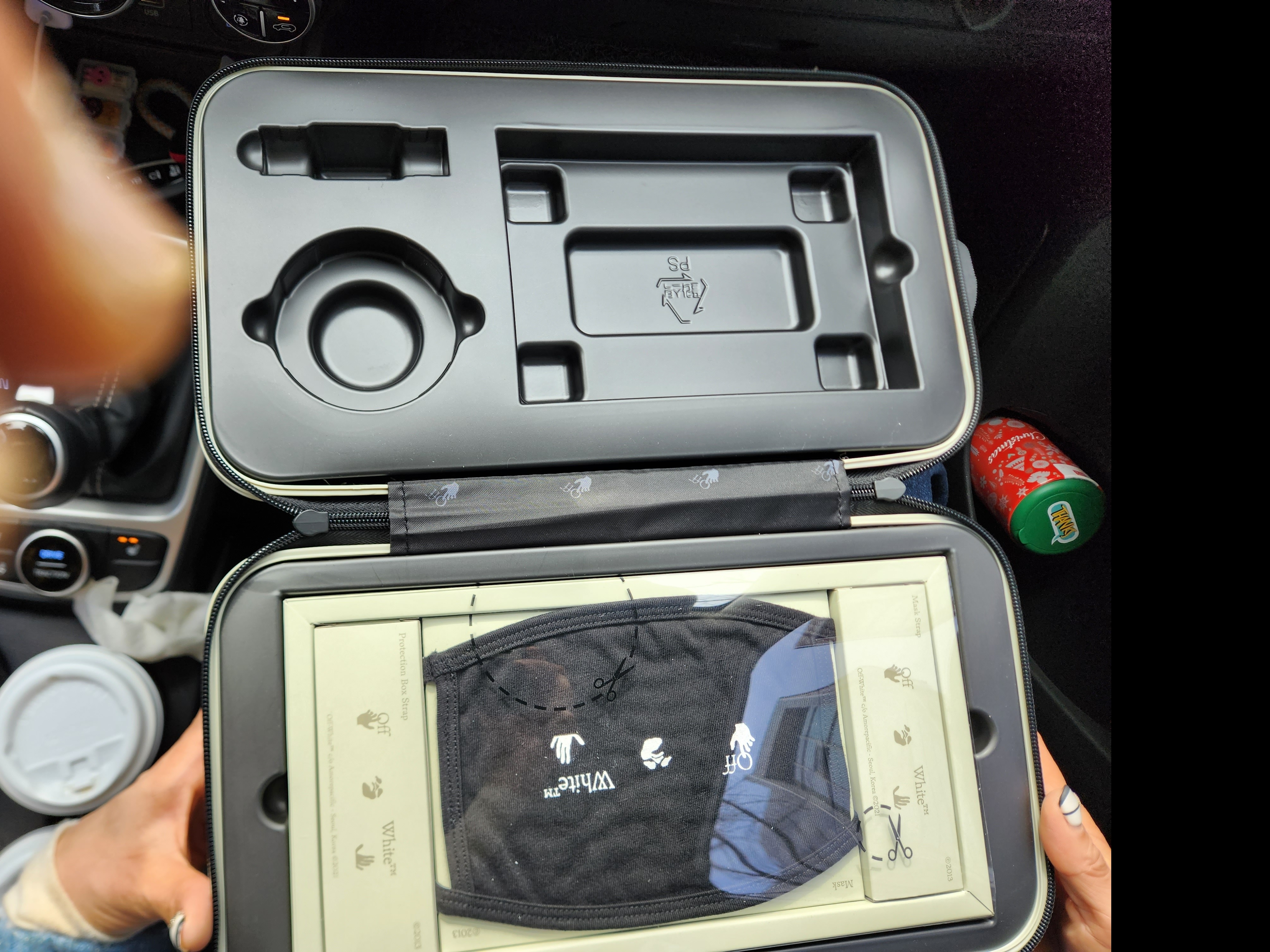 Off-White x Amore Pacific Protection Box (Without Cosmetics) 착용 스타일 - 1