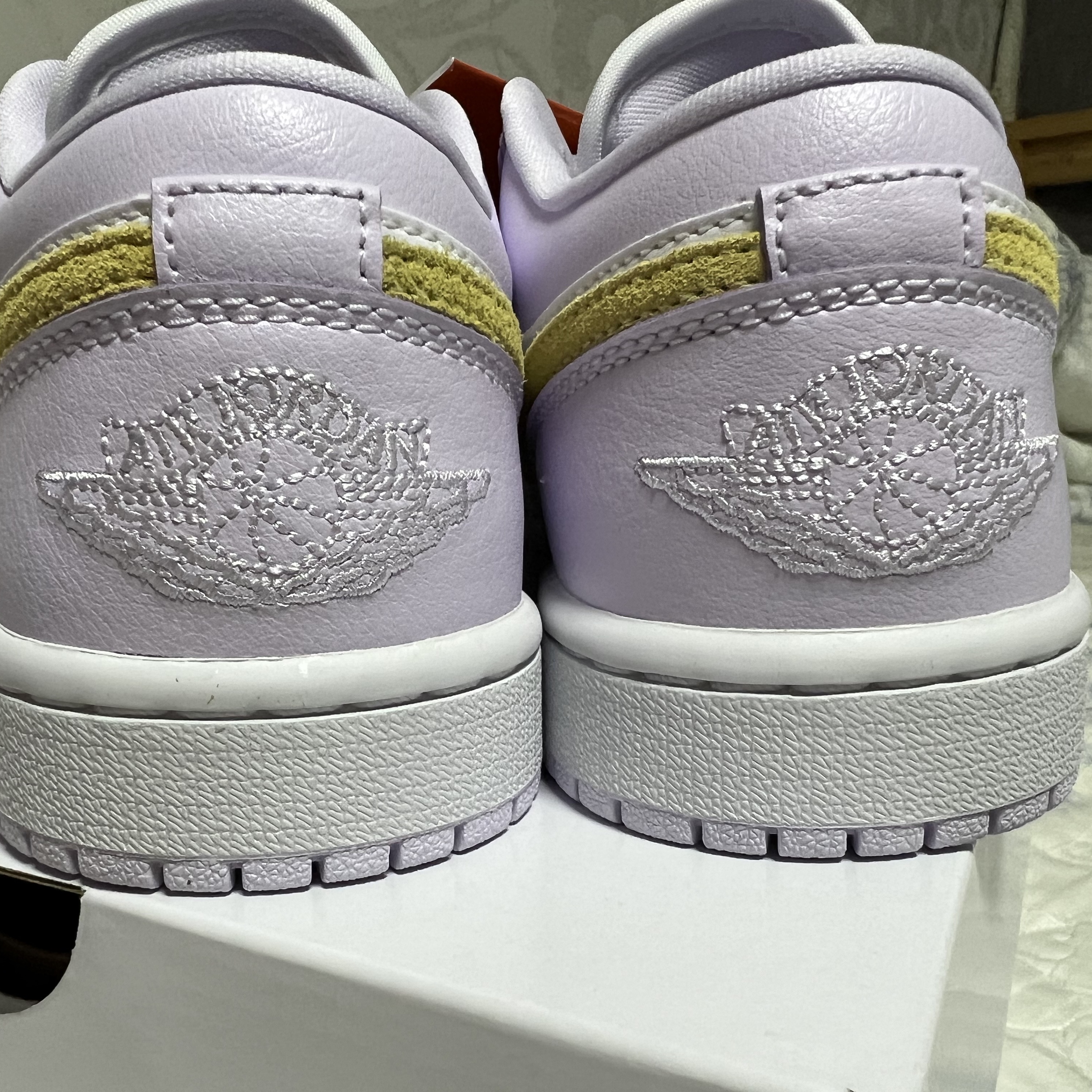(W) Jordan 1 Low Barely Grape Lemon Wash 착용 스타일 - 3