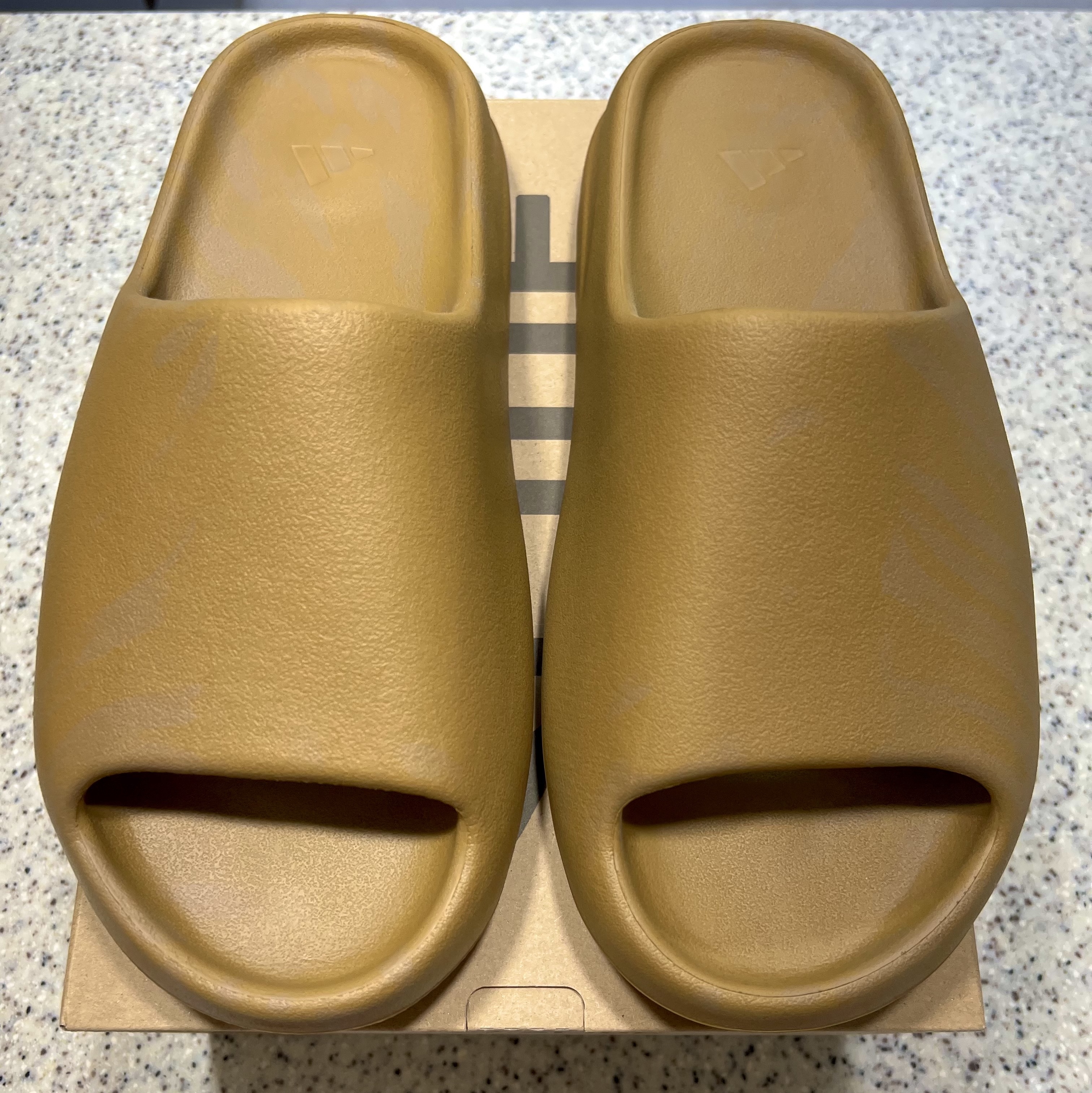 Adidas Yeezy Slide Ochre 착용 스타일