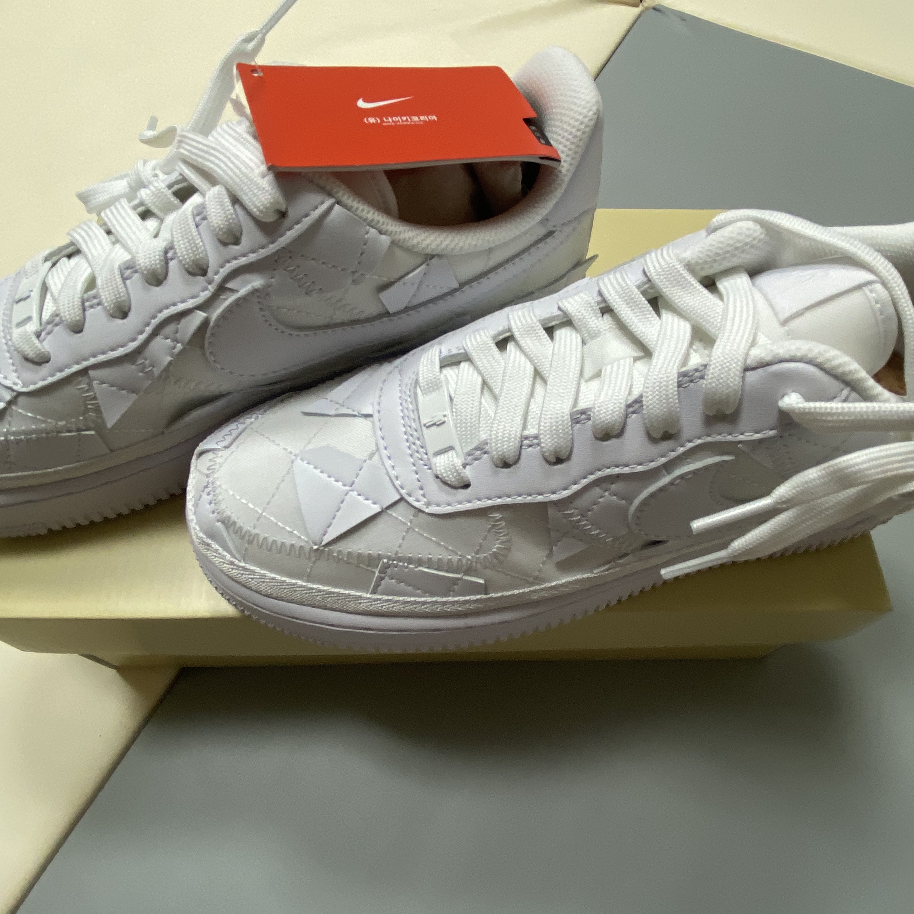 Nike x Billie Eilish Air Force 1 Low SP Triple White 착용 스타일 - 3