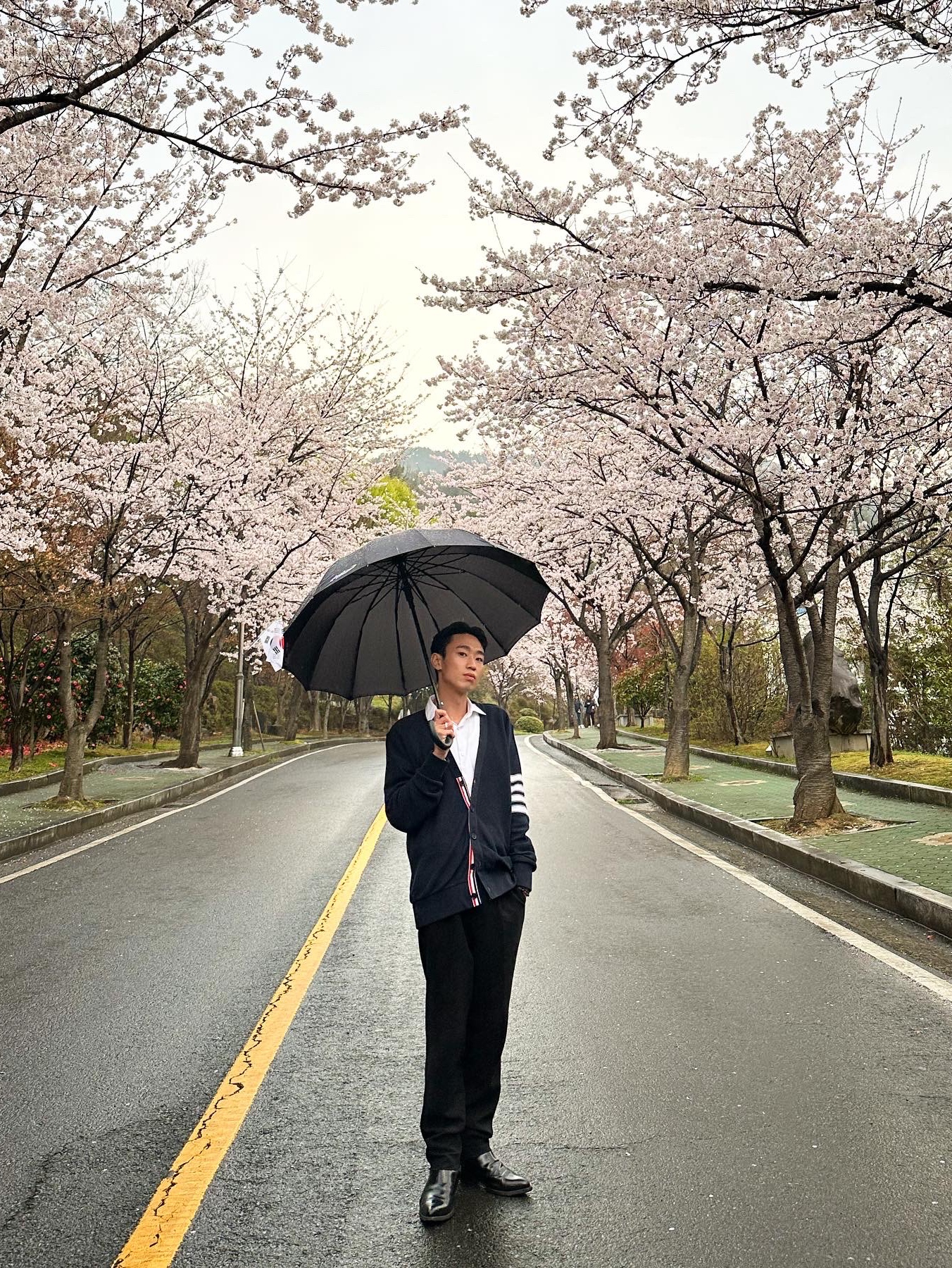 Thom Browne Open Raschel Stitch 4-Bar V-Neck Cardigan Navy 착용 스타일 - 2