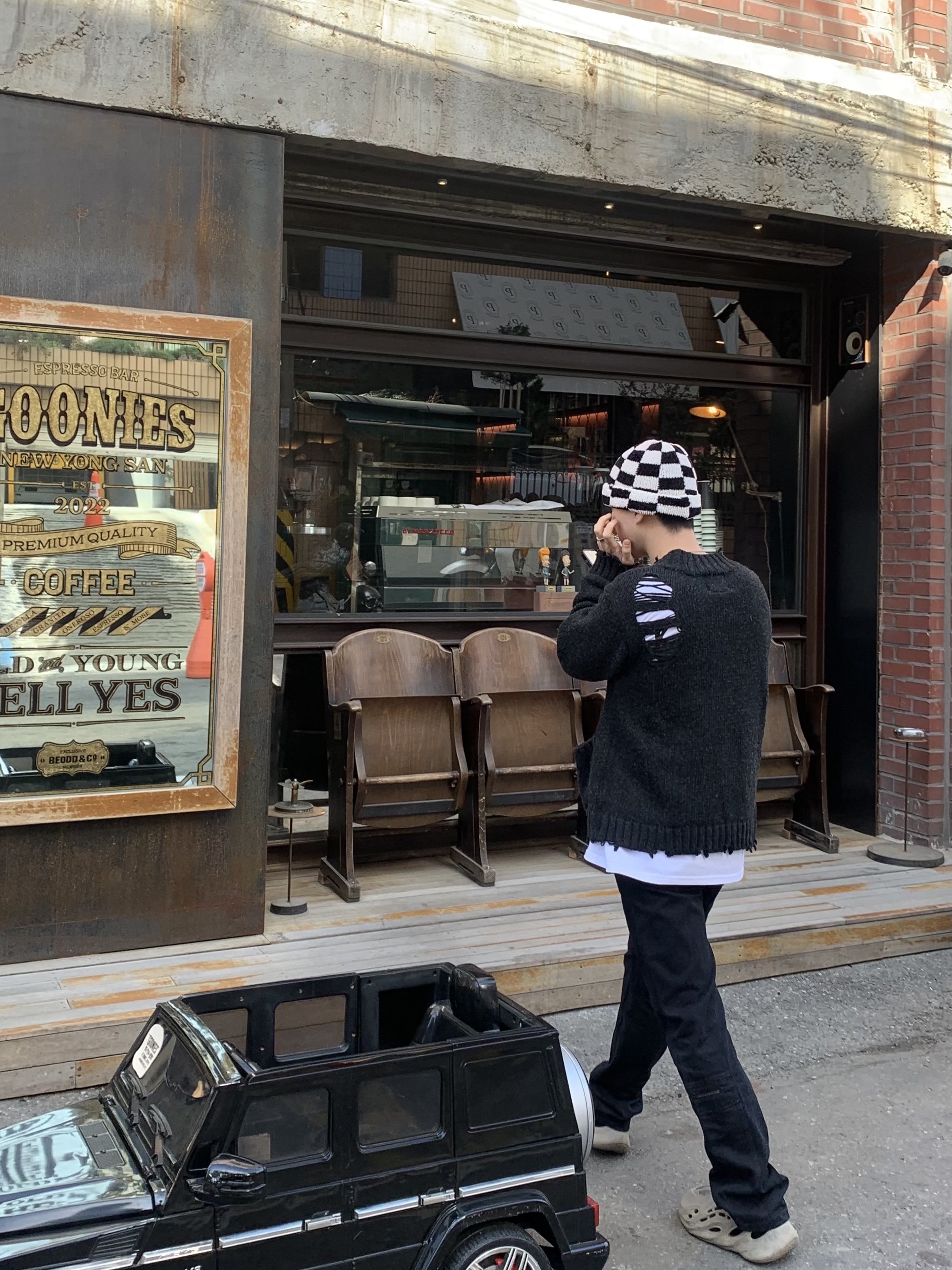Stussy Crochet Checkered Beanie Black, Stussy World Tour LS T-Shirt White 착용 스타일 - 4