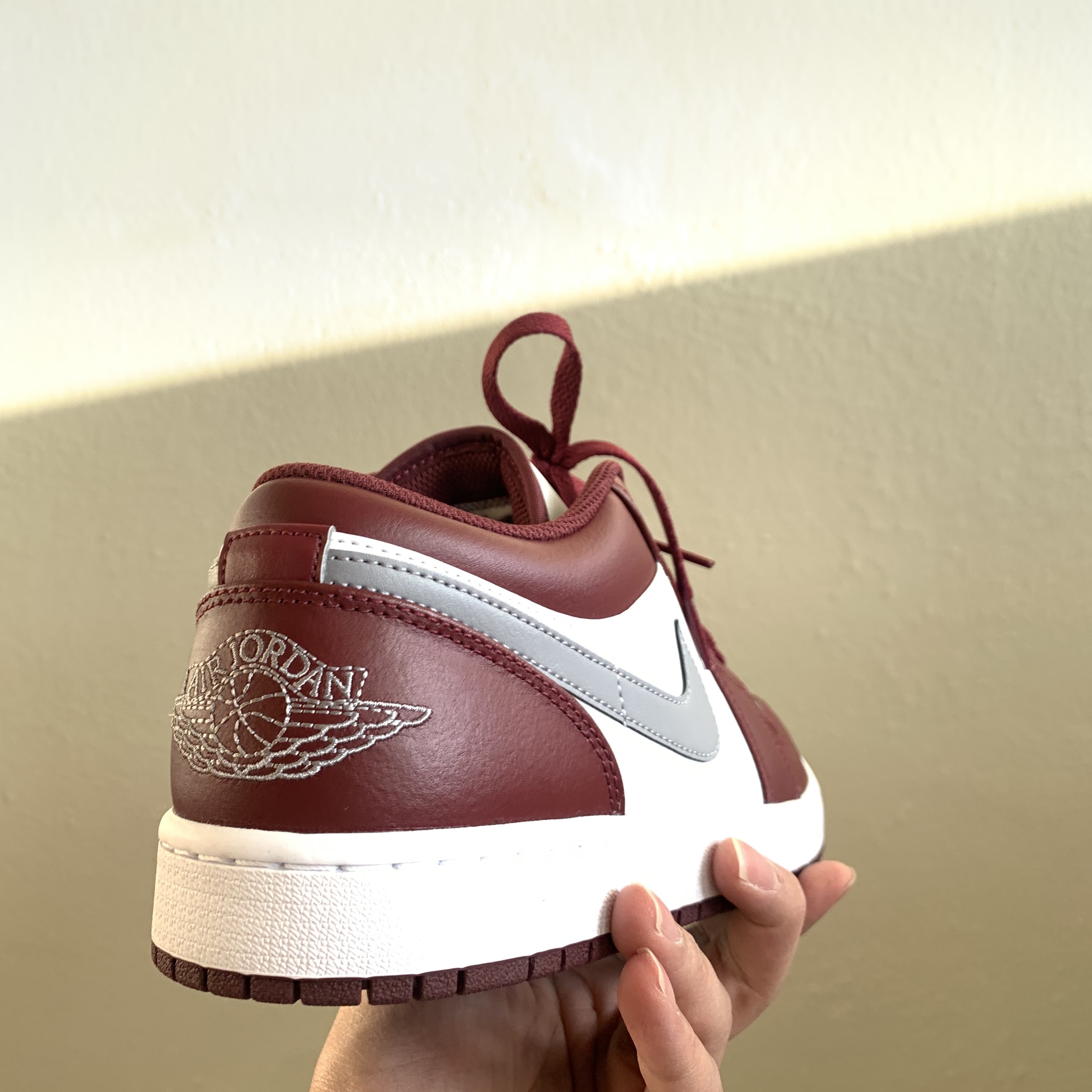 Jordan 1 Low Cherrywood Red 착용 스타일 - 2