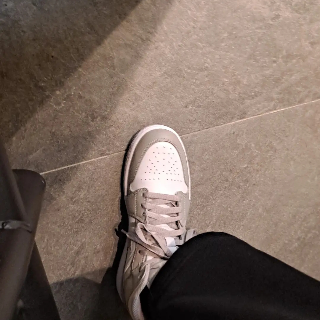 Jordan 1 Mid College Grey 착용 스타일