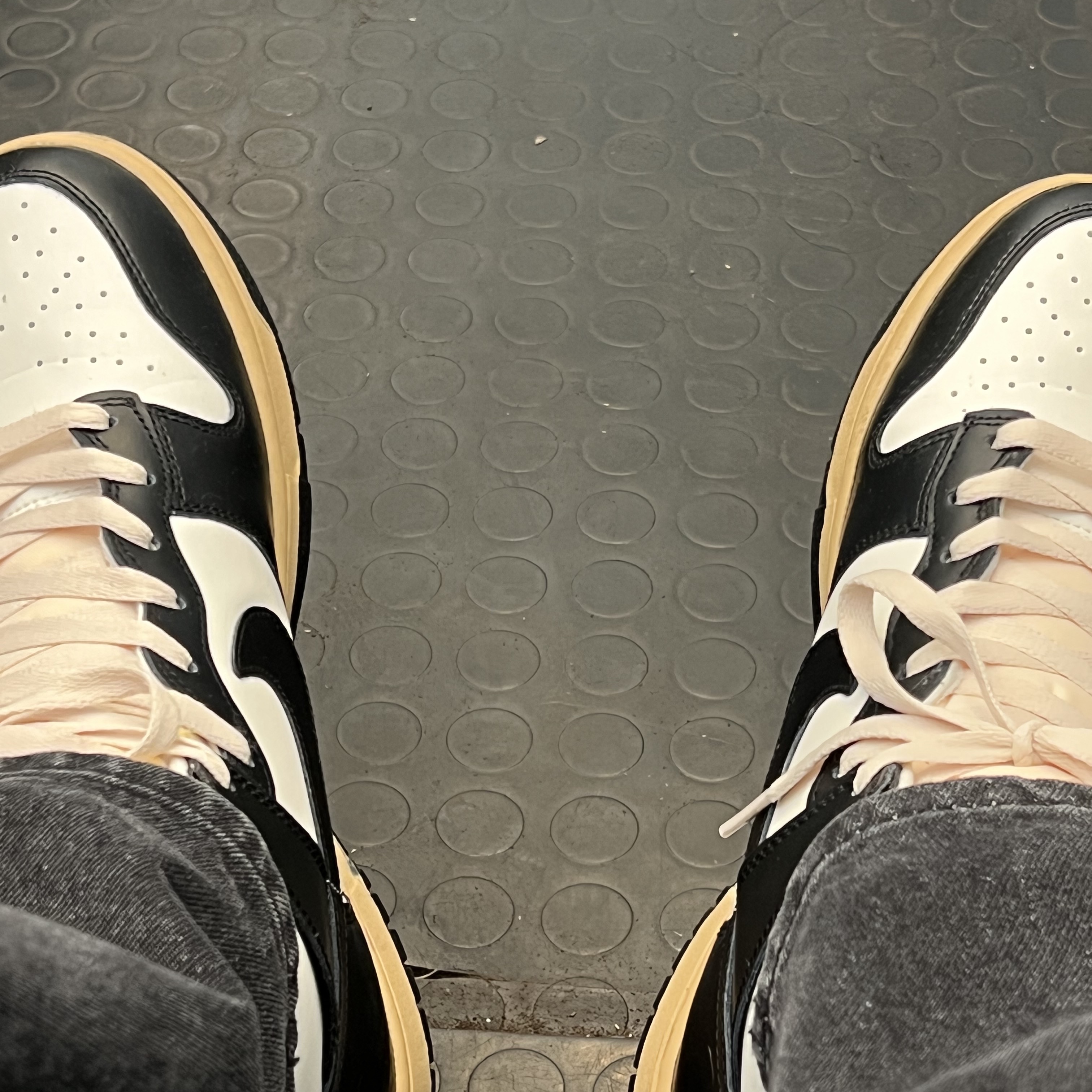 (W) Nike Dunk High SE Sail Black 착용 스타일 - 2