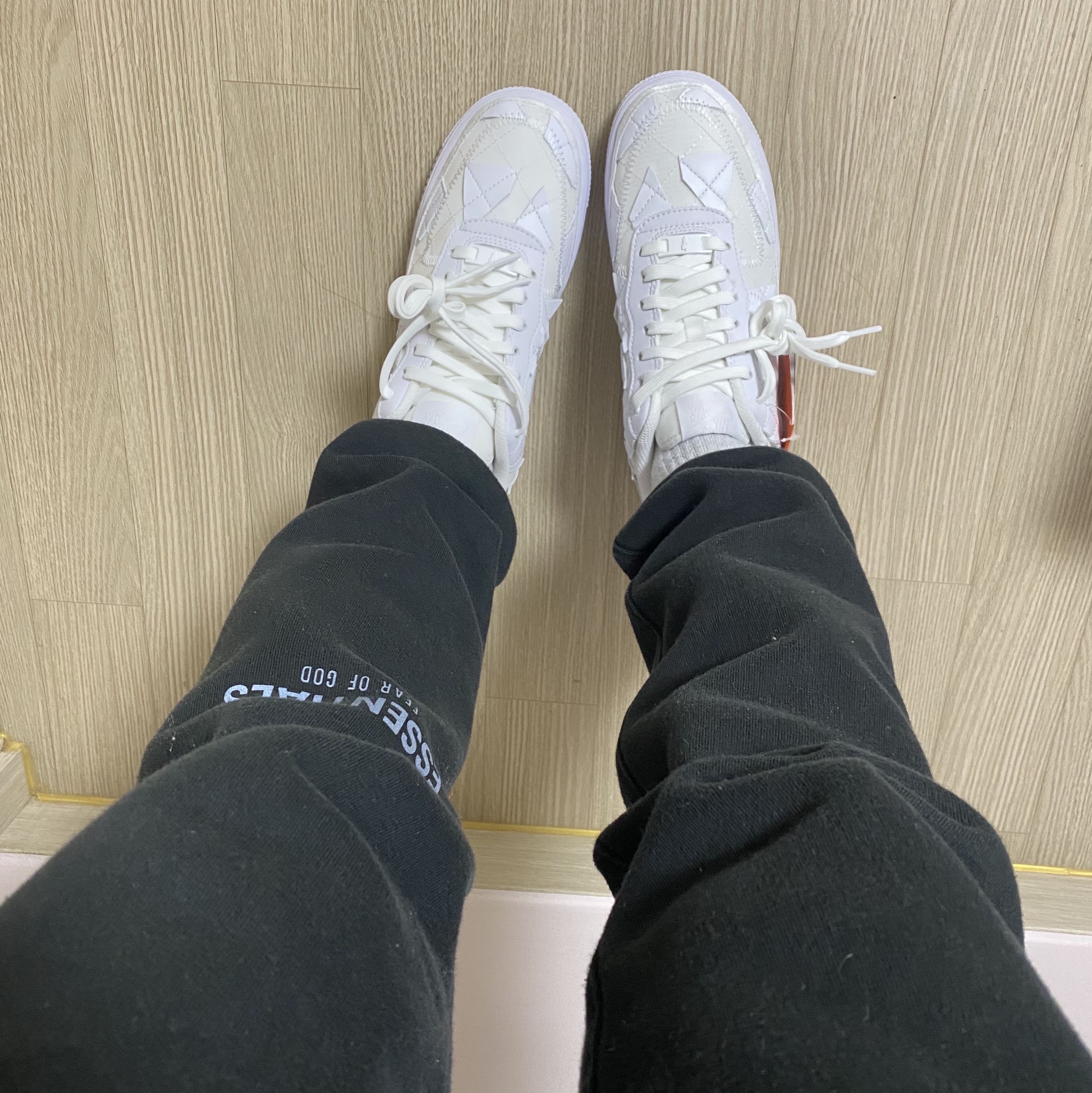 Nike x Billie Eilish Air Force 1 Low SP Triple White 착용 스타일 - 1